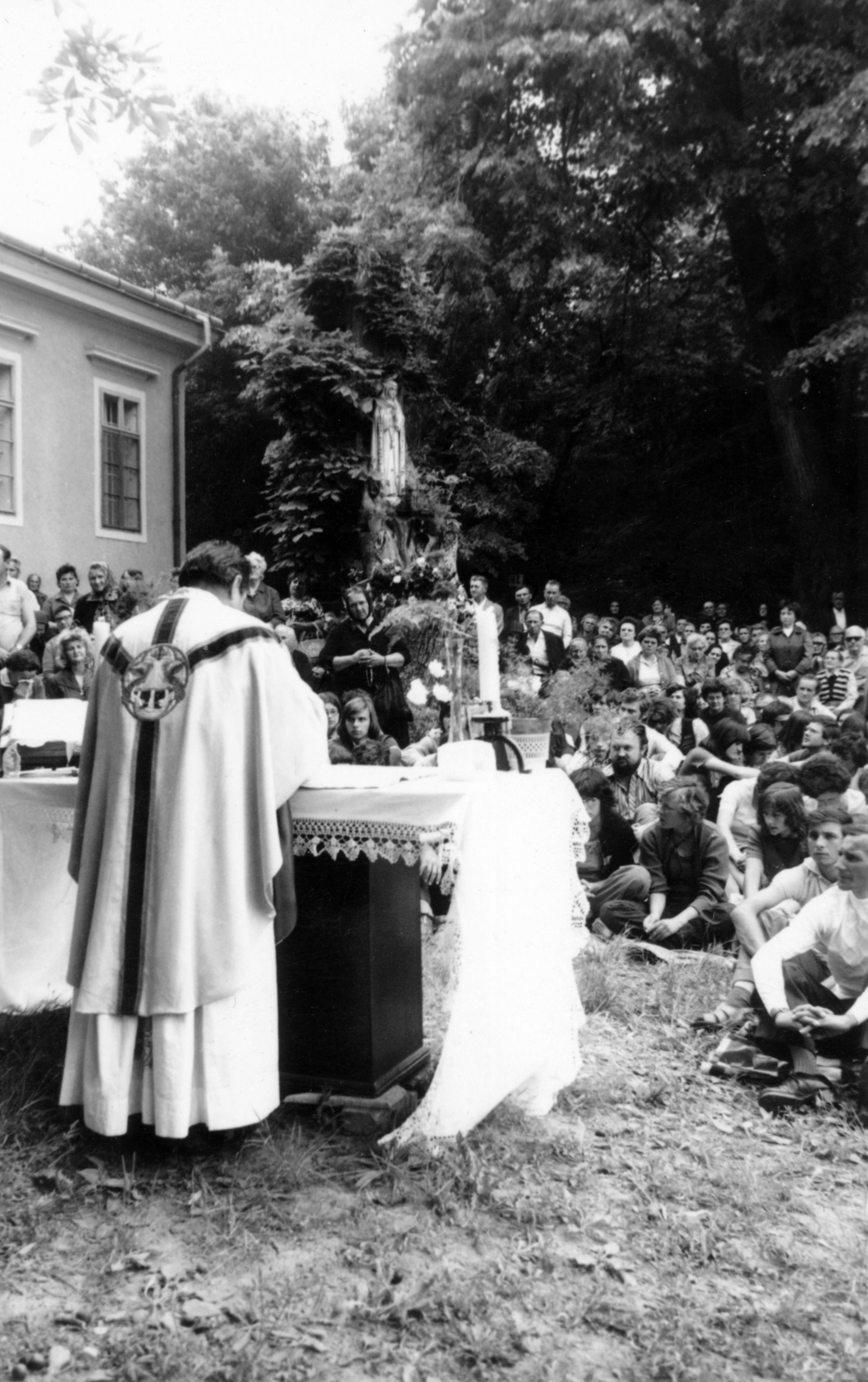 Hungary, Kegyhely. A felvétel egykori Szluha-kúriában kilakított Világ Királynője kápolna előtt, búcsú alkalmával készült. A háttérben Szűz Mária szobra, a kegyszobor másolatát Fatimából 1950-ben küldték., 1976, Reichardt Nóra, pilgrimage, pilgrimage, rosary, Fortepan #227017