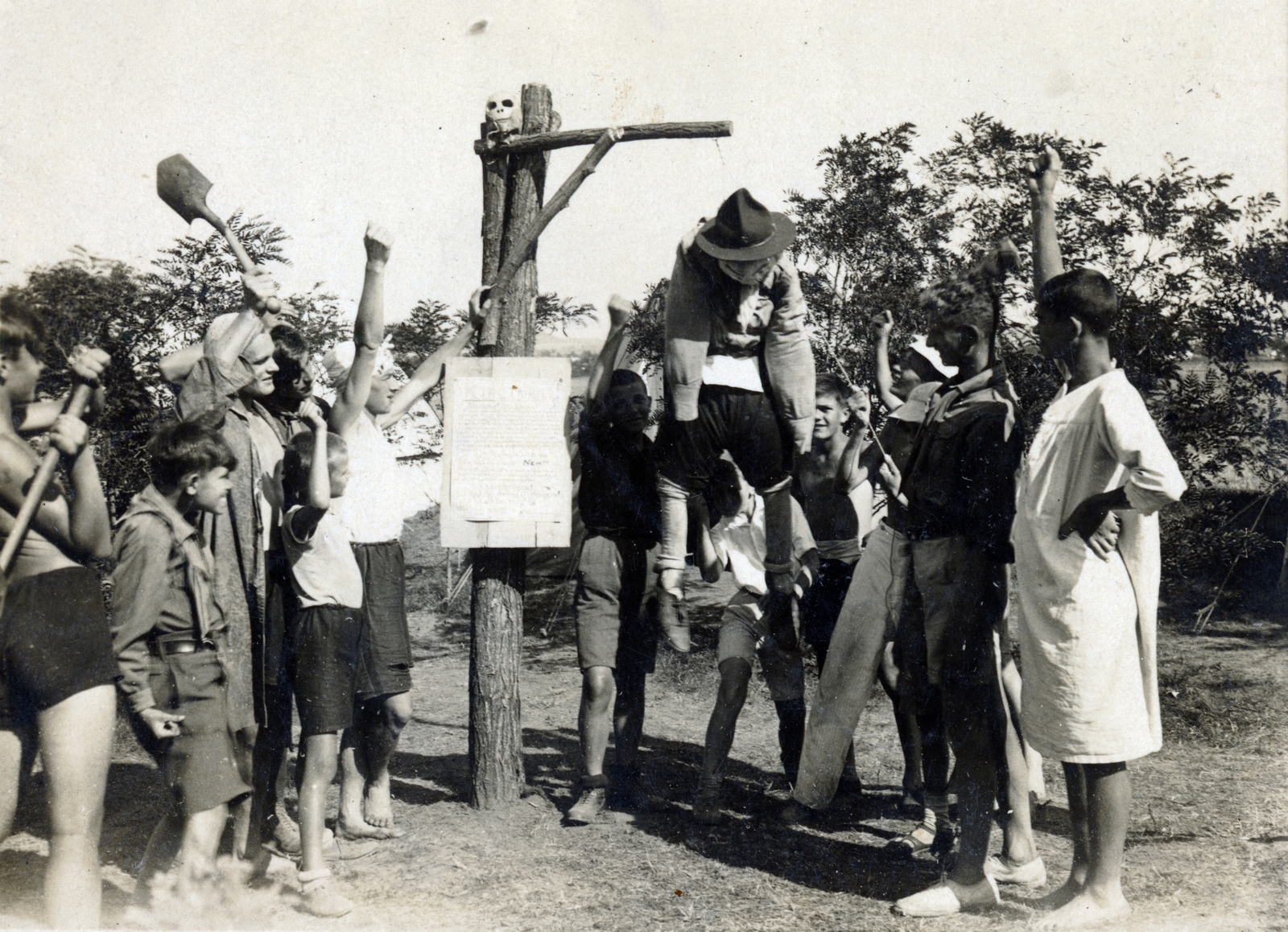 Magyarország, Kápolnásnyék, 1932, Reichardt Nóra, jelmez, cserkész, ásó, akasztófa, plakát, irka-firka, bábfigura, színház, Fortepan #227021