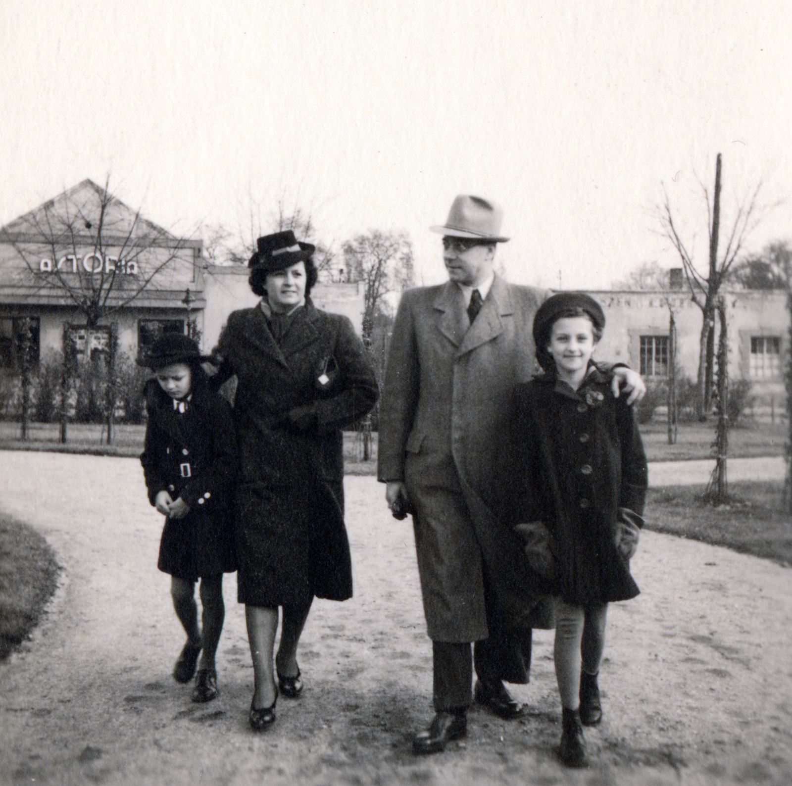 Hungary, Budapest X., Szent László tér, Astoria mozi., 1940, Reichardt Nóra, family, tableau, Budapest, Fortepan #227044