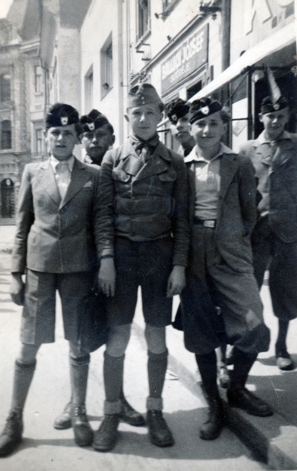 Szlovákia, Kassa, ulica Pri Miklušovej väznici (ekkor Kálvin tér / Kalvínovo námestie)., 1935, Reichardt Nóra, csoportkép, levente, fiúk, Fortepan #227050