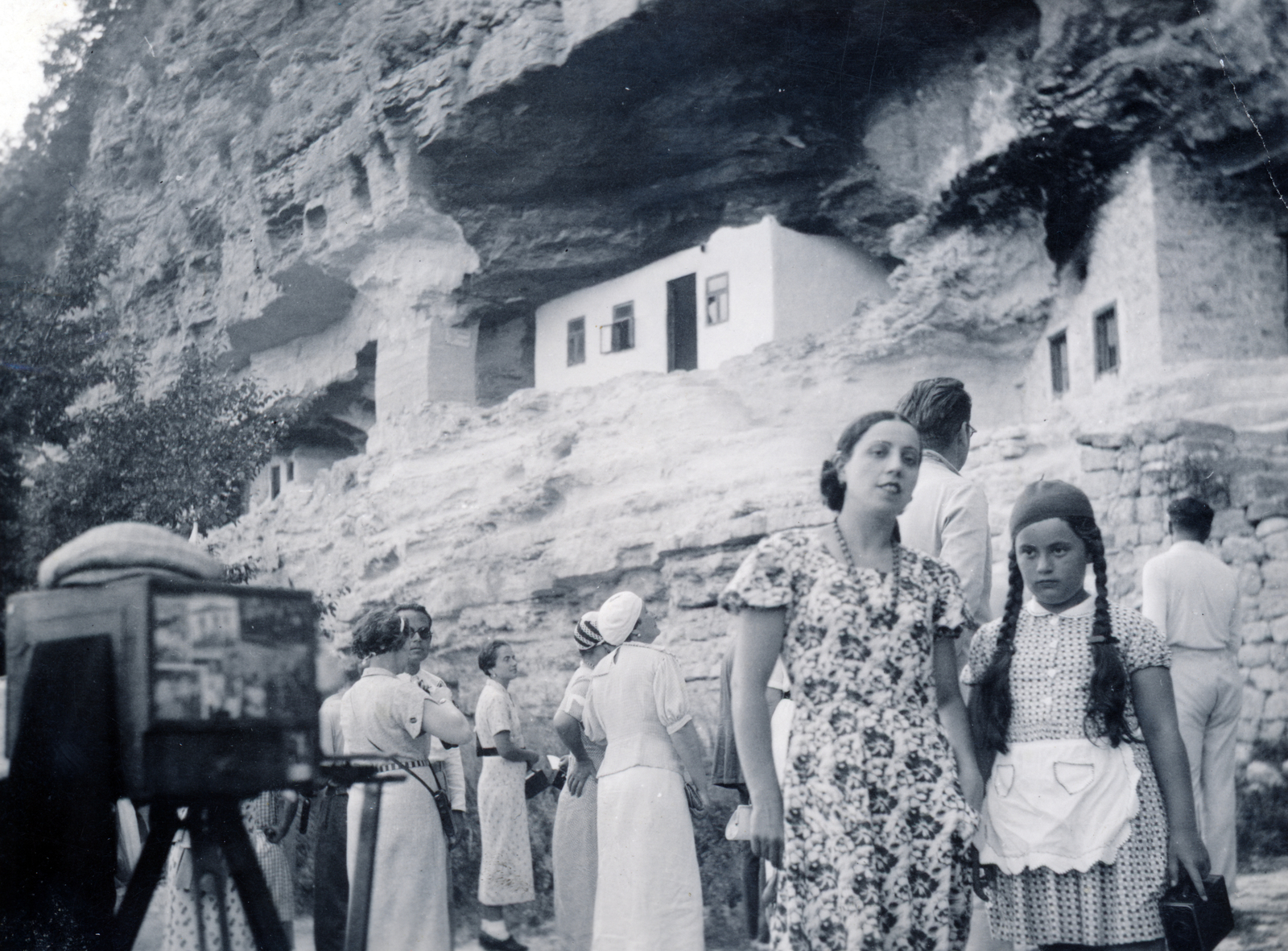 Bulgaria, Varna, a felvétel a város közelében lévő Aladzsa kolostor előtt készült., 1937, Fortepan/Album076, cave-dwelling, tripod, camera, Fortepan #227051