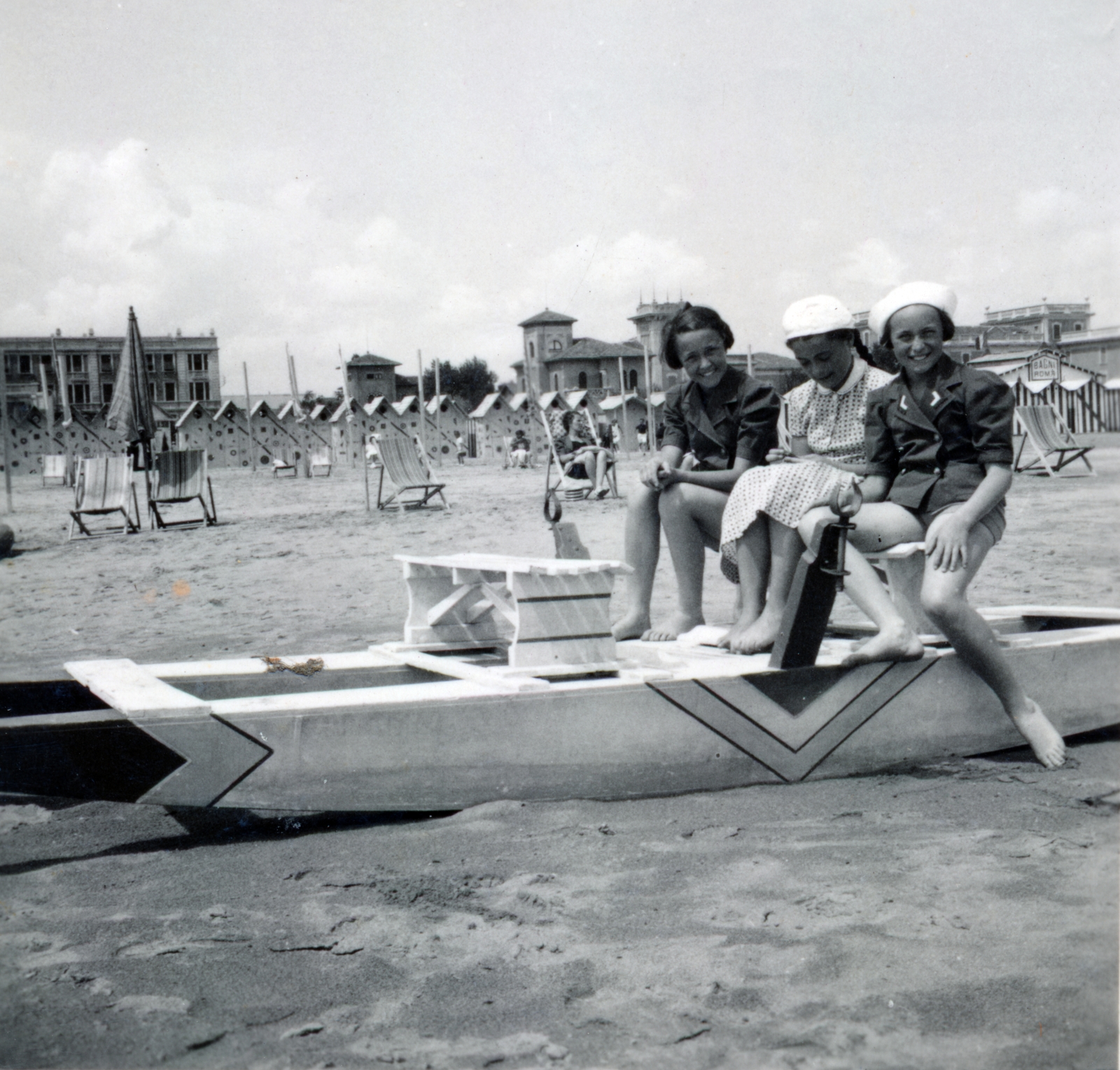 Italy, a felvétel tengerparton, a Piazza Andrea, a Costa a Grand Hotel Cesenatico közelében készült., 1937, Fortepan/Album076, catamaran, beach, Fortepan #227065