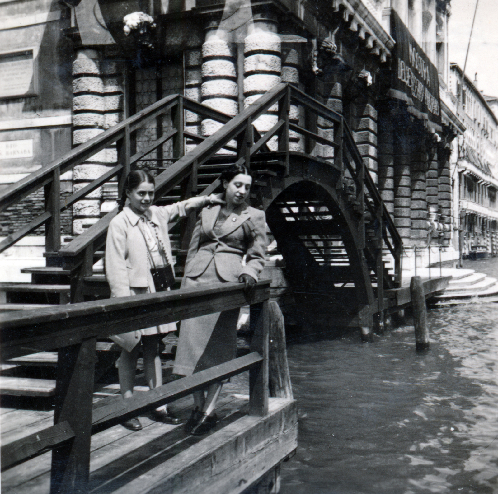 Italy, Venice, Canal Grande a Rio de San Barnaba torkolatánál, háttérben a Ca' Rezzonico., 1937, Fortepan/Album076, wooden bridge, Fortepan #227067