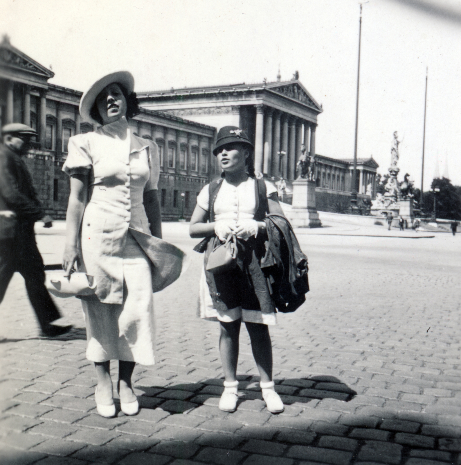 Austria, Vienna, Dr. Karl Renner-Ring, a felvétel a Parlament előtt készült., 1937, Fortepan/Album076, portrait, Fortepan #227070