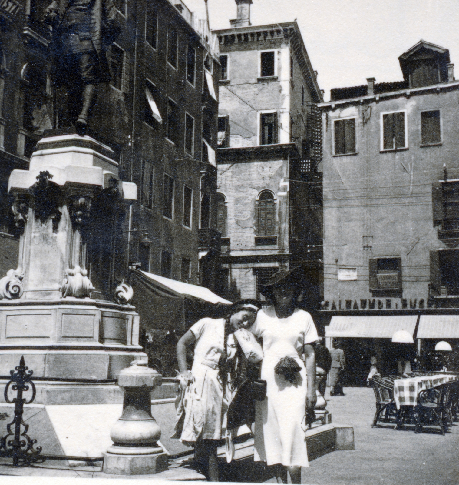 Olaszország, Velence, Campo San Bortolomio, a felvétel Carlo Goldoni emlékműve előtt készült., 1937, Fortepan/Album076, Fortepan #227084