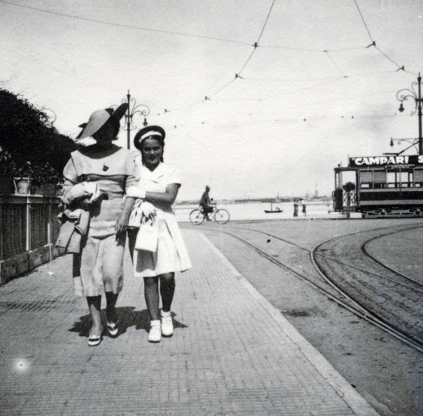 Italy, Venice, Lido, a felvétel a Hotel Riviera előtt készült., 1937, Fortepan/Album076, hat, tram, walk, portrait, Fortepan #227092