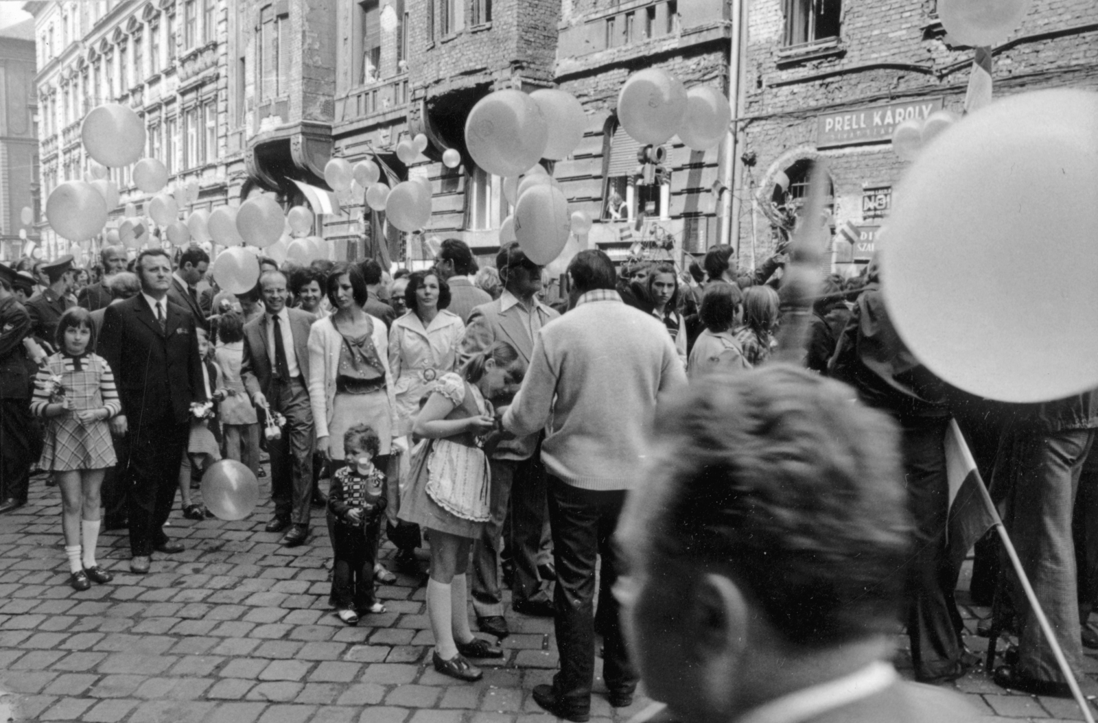 Hungary, Budapest VII., Dembinszky utca, május 1-i felvonulás résztvevői a 44. és 46. számú ház előtt., 1970, Középületépítő Vállalat - Kreszán Albert - Koczka András - Kemecsei József, Budapest, Fortepan #227106