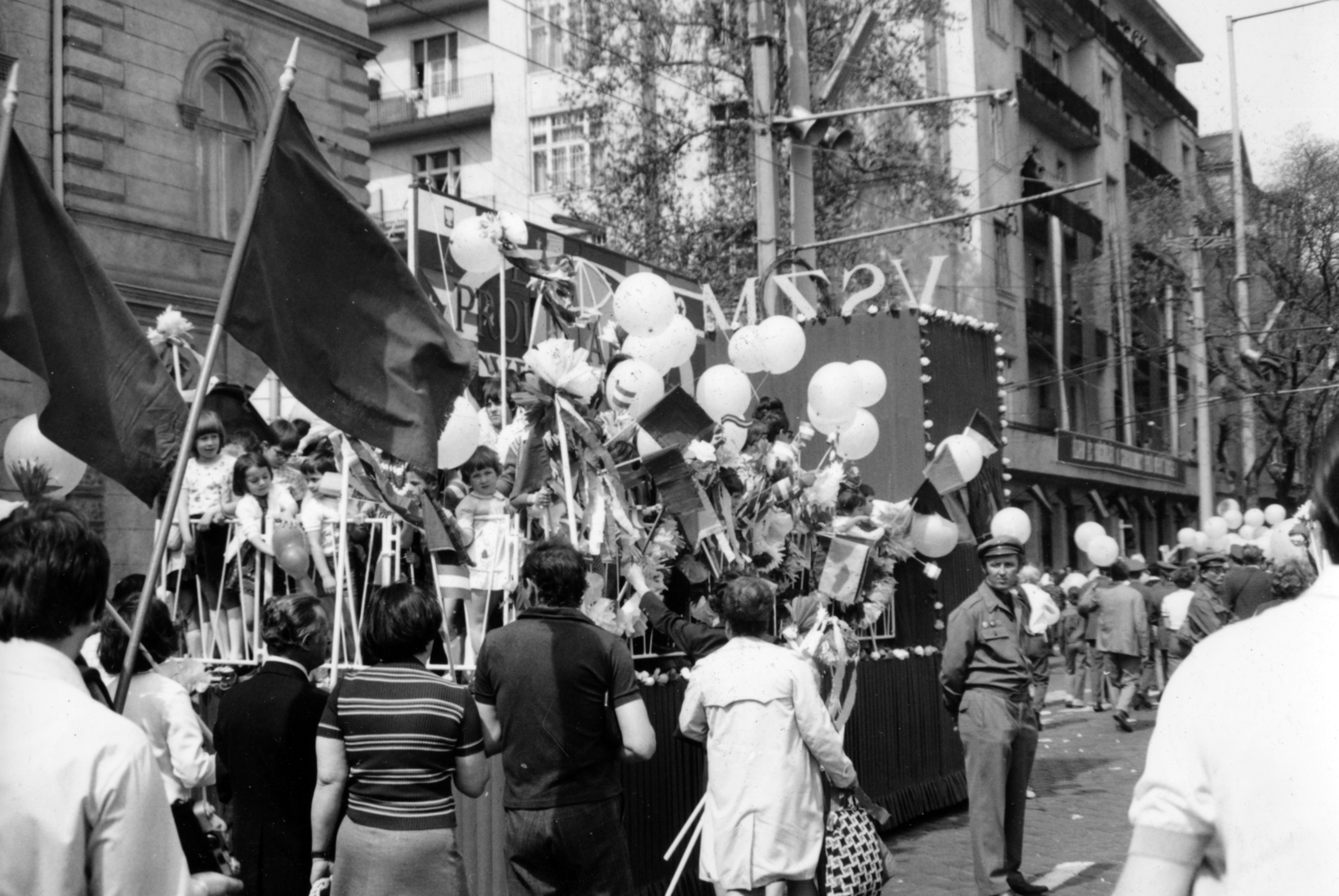 Hungary, Budapest VII., Dózsa György út, május 1-i felvonulás résztvevői, háttérben a Damjanich utca torkolata., 1974, Középületépítő Vállalat - Kreszán Albert - Koczka András - Kemecsei József, Budapest, Fortepan #227112