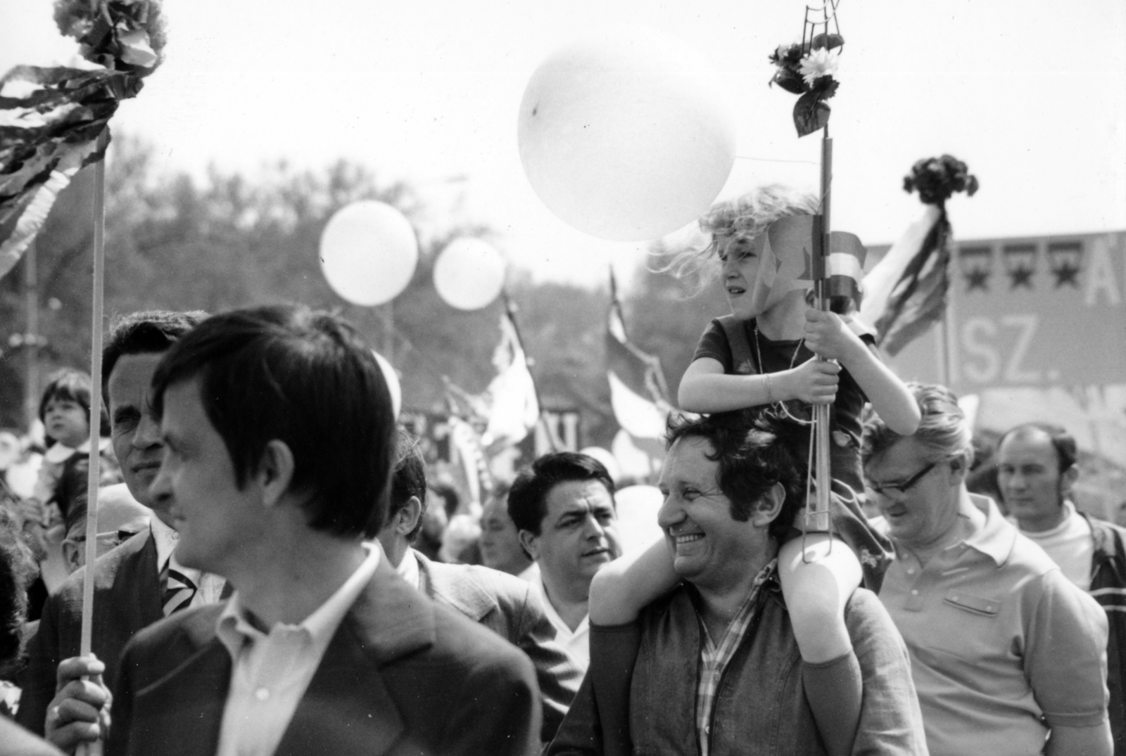 Hungary, Budapest XIV., Ötvenhatosok tere (Felvonulási tér), május 1-i felvonulás résztvevői., 1973, Középületépítő Vállalat - Kreszán Albert - Koczka András - Kemecsei József, Budapest, Fortepan #227113