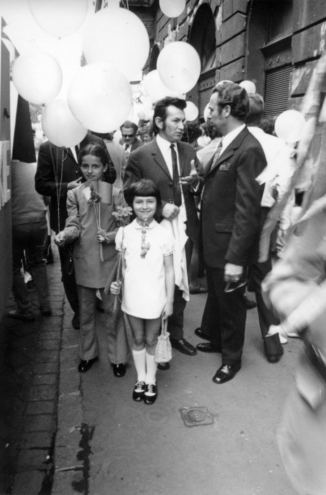 Magyarország, Budapest VII., Dembinszky utca 31., május 1-i felvonulás résztvevői., 1974, Középületépítő Vállalat - Kreszán Albert - Koczka András - Kemecsei József, Budapest, léggömb, Best of, Fortepan #227126