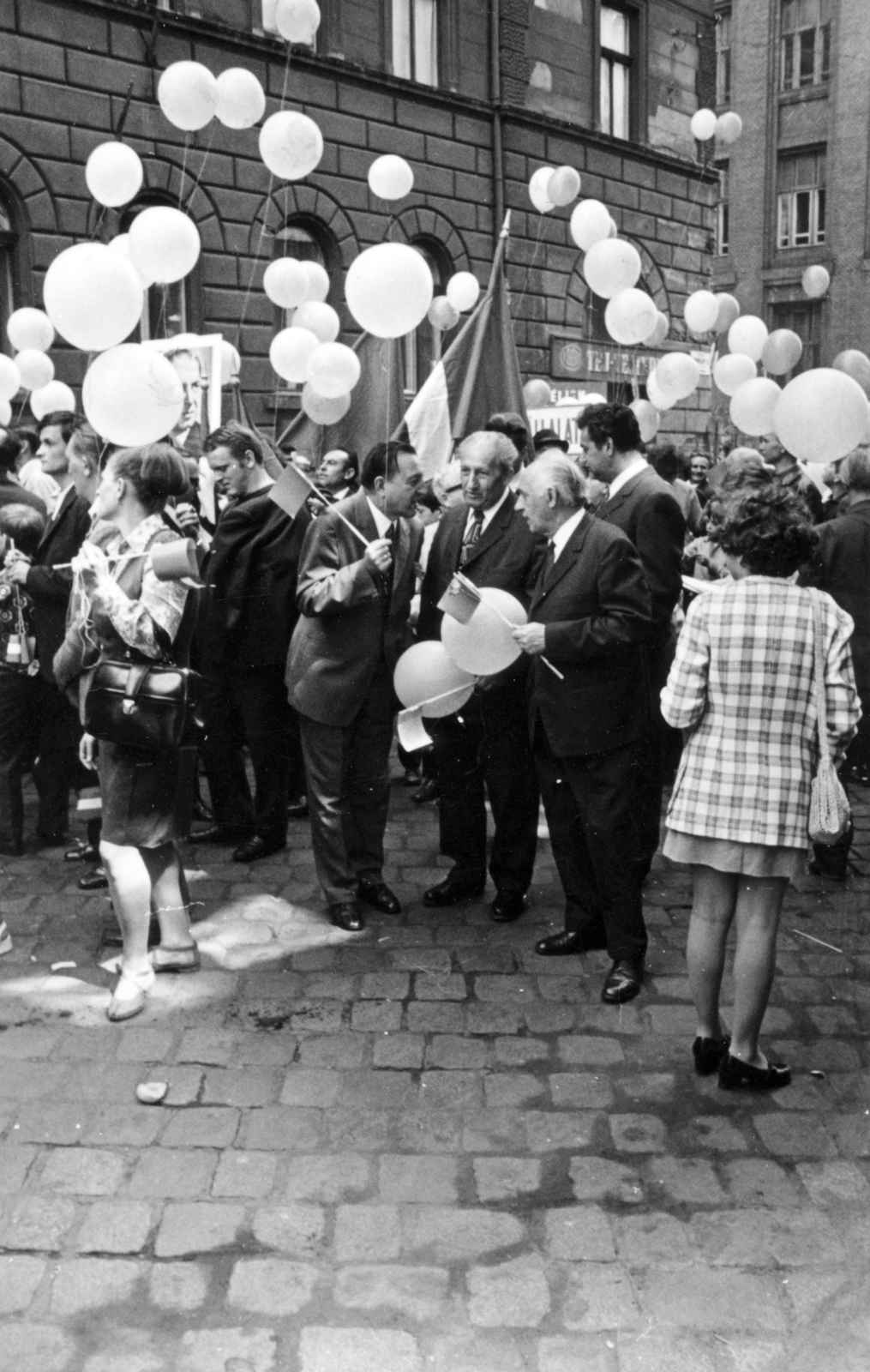 Hungary, Budapest VII., Dembinszky utca a Hernád utca kereszteződésénél, május 1-i felvonulók., 1974, Középületépítő Vállalat - Kreszán Albert - Koczka András - Kemecsei József, Budapest, Fortepan #227128