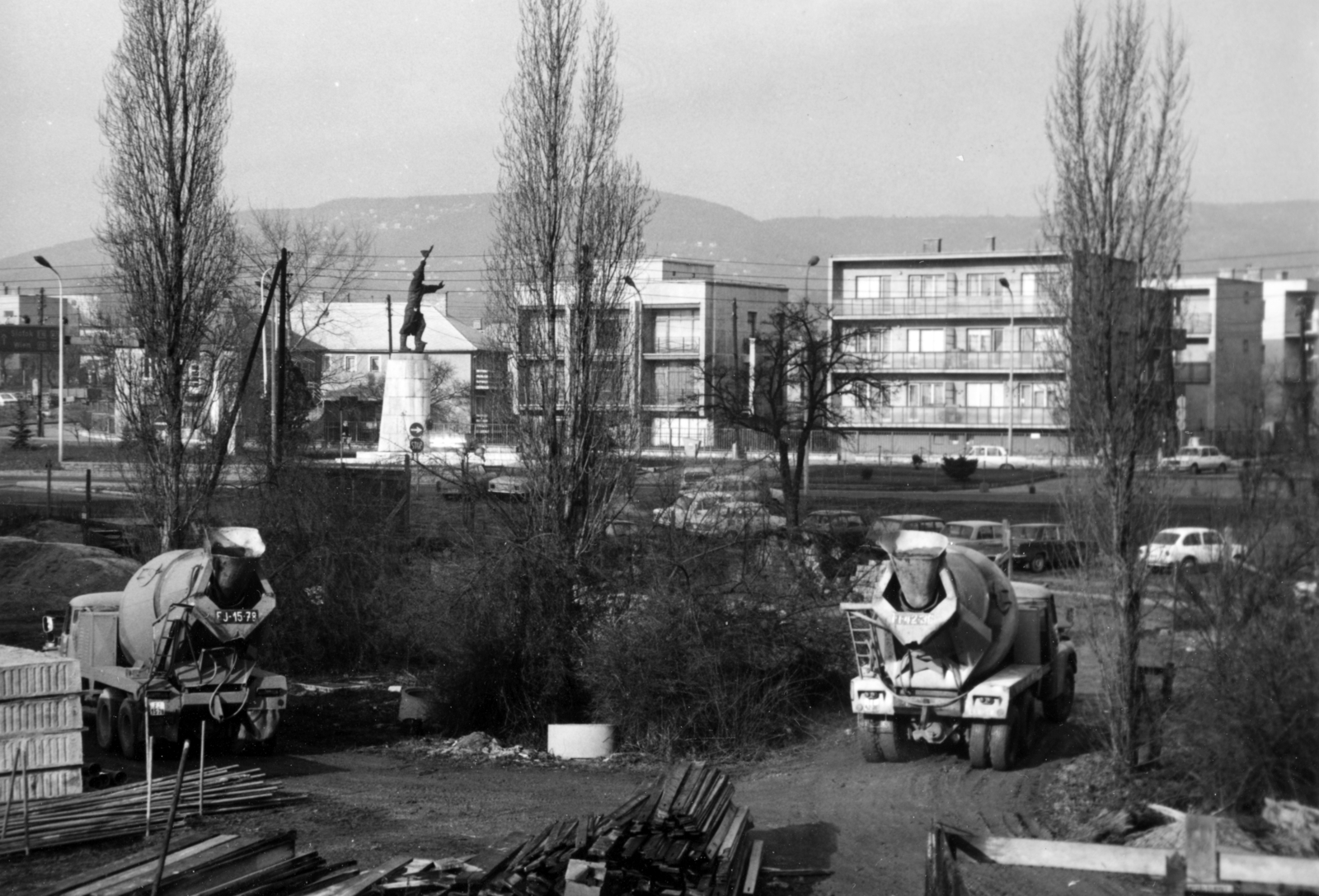 Hungary, Budapest XI., a Rimaszombati úti kollégium építési területe, szemben a Budaörsi út, kissé balra az Osztapenko szobor a Balatoni út és az M1-M7 közös szakaszának találkozásánál., 1972, Középületépítő Vállalat - Kreszán Albert - Koczka András - Kemecsei József, Budapest, Fortepan #227139