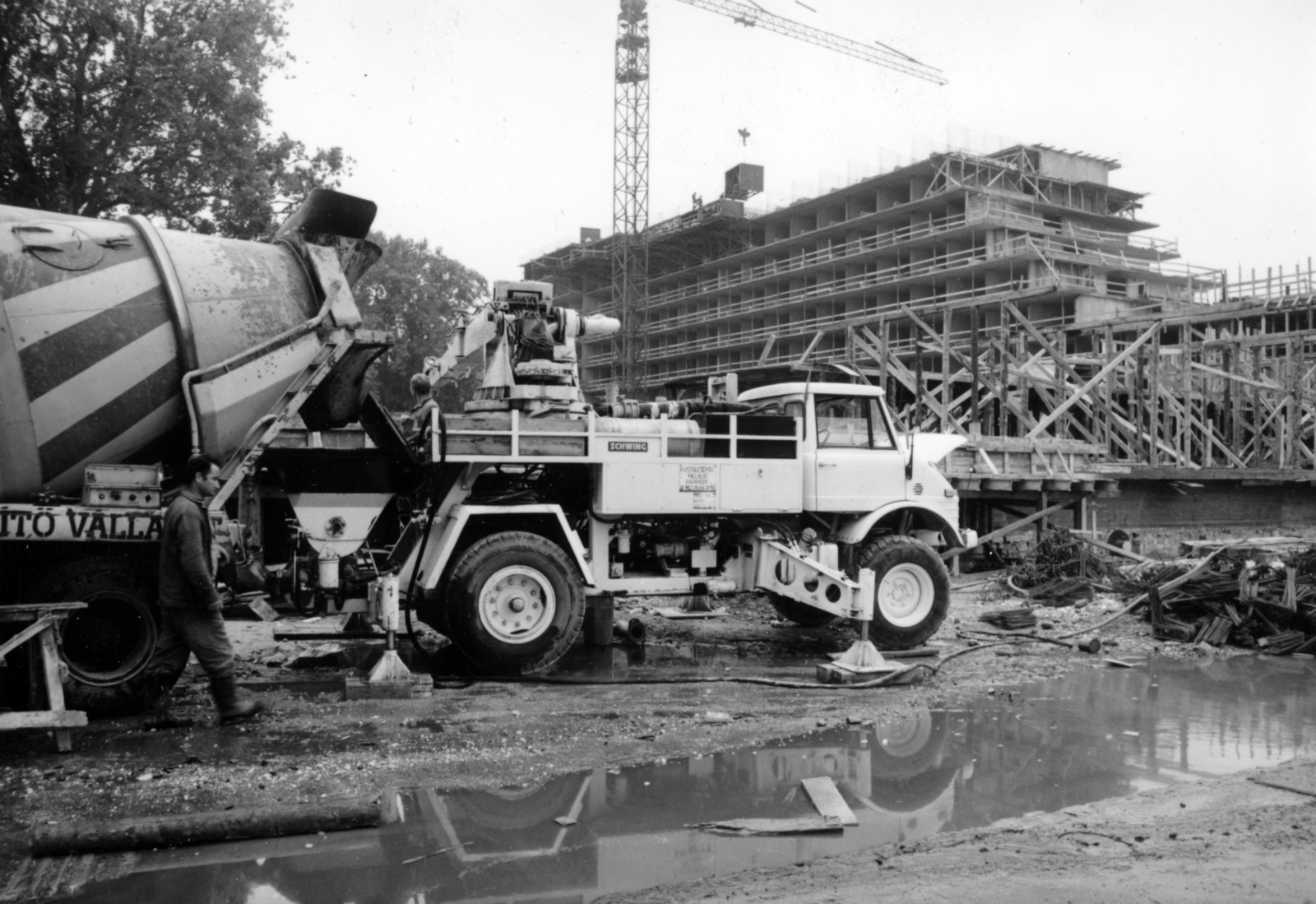 Hungary, Margit Islands, Budapest, a Thermal Hotel építkezése., 1976, Középületépítő Vállalat - Kreszán Albert - Koczka András - Kemecsei József, tower crane, concrete-mixer, Fortepan #227143