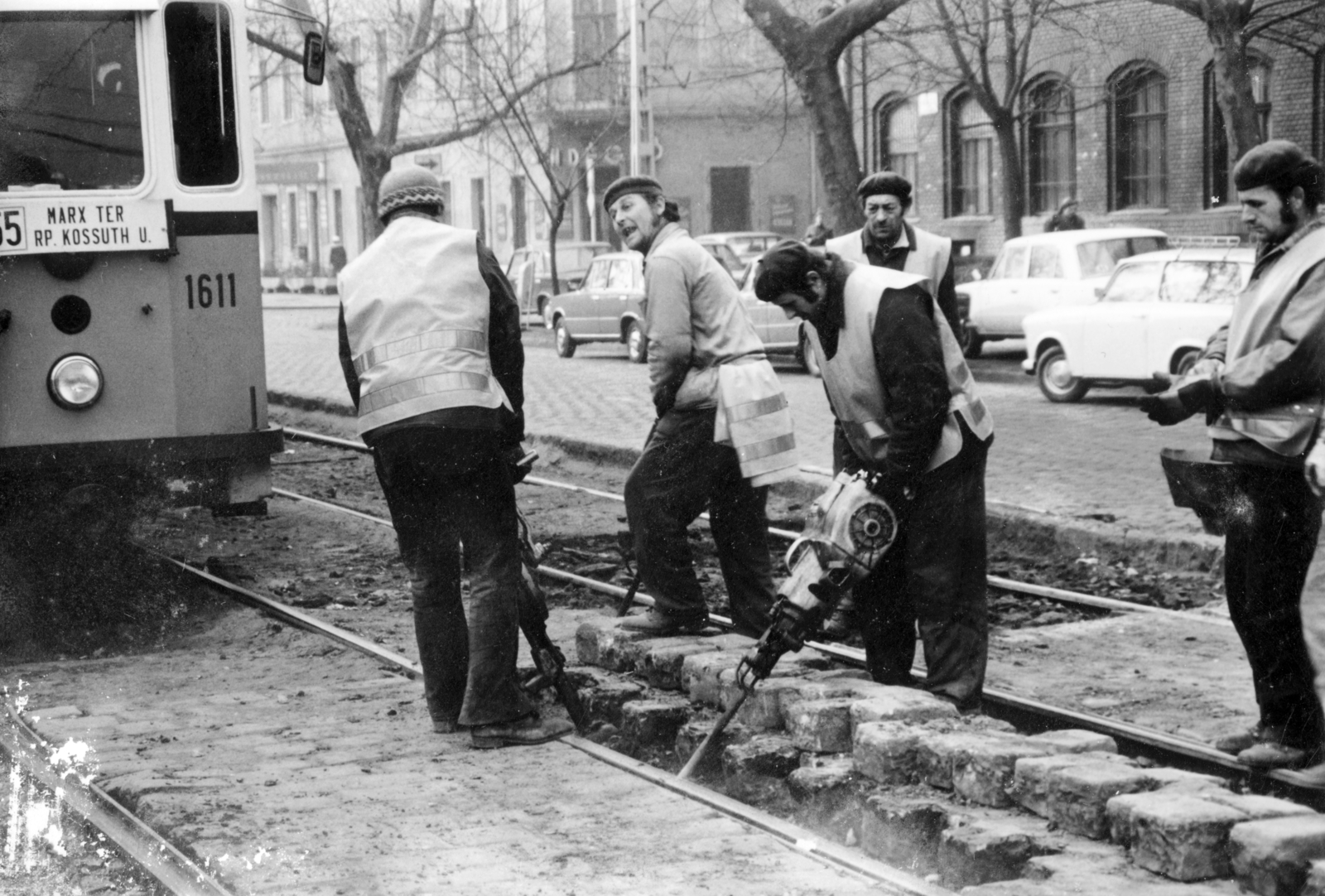 Hungary, Budapest XIII., Váci út, villamosmegálló a Dózsa György útnál, a háttérben a Tisza (Tisza Antal) utca torkolata., 1973, Középületépítő Vállalat - Kreszán Albert - Koczka András - Kemecsei József, Budapest, Fortepan #227148