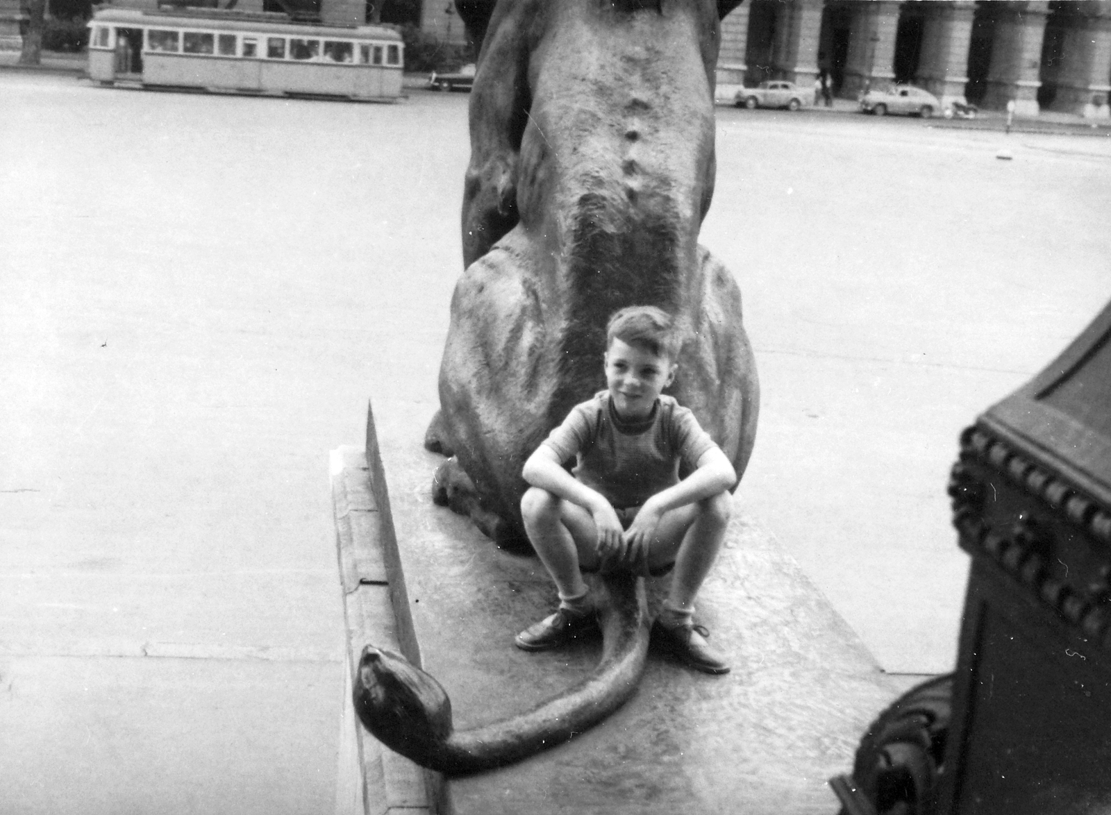 Hungary, Budapest V., Kossuth Lajos tér, oroszlán szobor a Parlament főlépcsőjénél., 1955, Fortepan, Budapest, boy, back, stone lion, Fortepan #22715