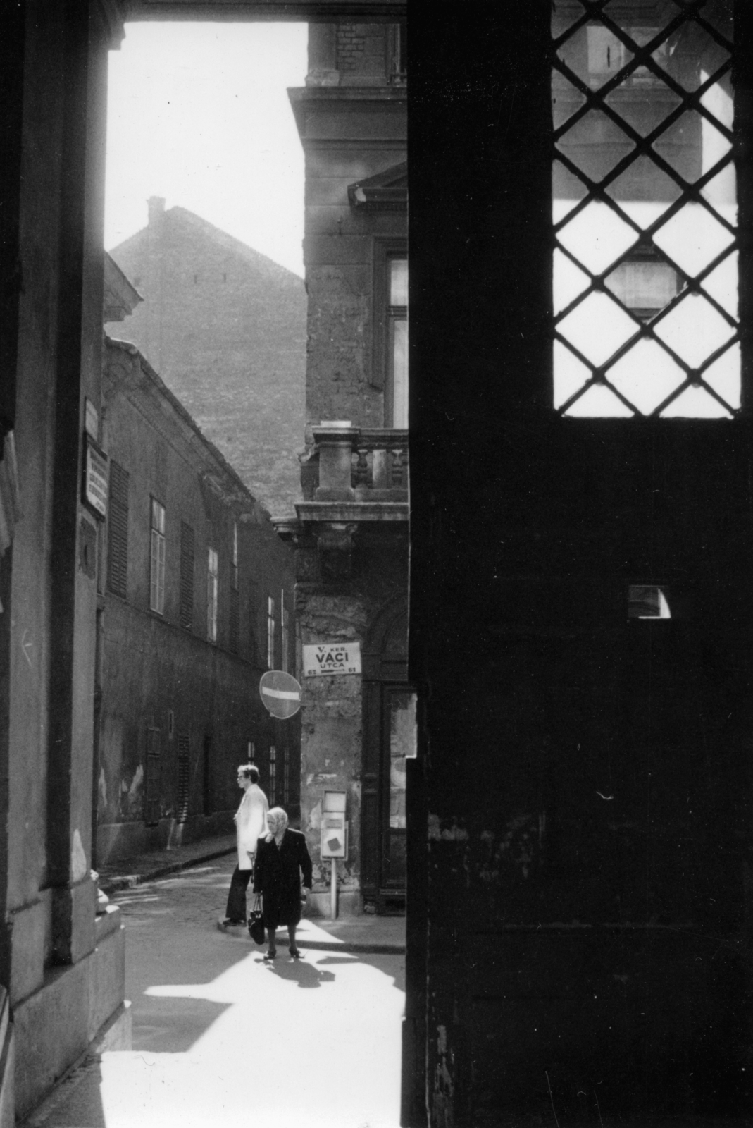 Hungary, Budapest V., Váci utca 66., a felvétel a Szerb Pravoszláv Egyházközség kapualjában készült, szemben a Pintér utca torkolata., 1976, Középületépítő Vállalat - Kreszán Albert - Koczka András - Kemecsei József, Budapest, Fortepan #227159