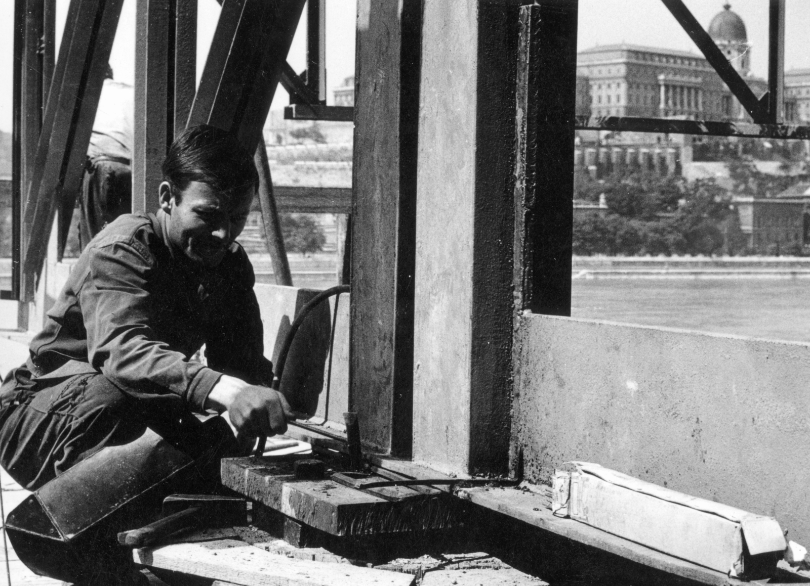 Hungary, Budapest V., a Hotel Duna Intercontinental építkezése, háttérben a Budavári Palota (korábban Királyi Palota)., 1969, Középületépítő Vállalat - Kreszán Albert - Koczka András - Kemecsei József, Budapest, Fortepan #227166