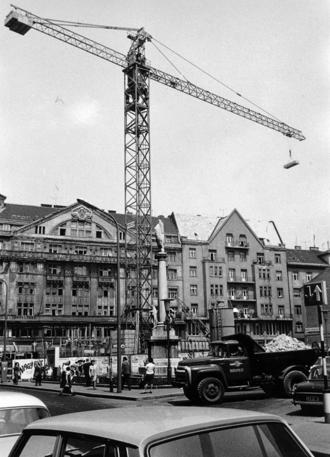 Hungary, Budapest V., Petőfi Sándor utca, szemben a Szervita (Martinelli) téren a a Mária oszlop, mögötte a parkoló- és irodaház építkezése, hátterében a Fehér Hajó utca házsora., 1970, Középületépítő Vállalat - Kreszán Albert - Koczka András - Kemecsei József, Budapest, Fortepan #227173