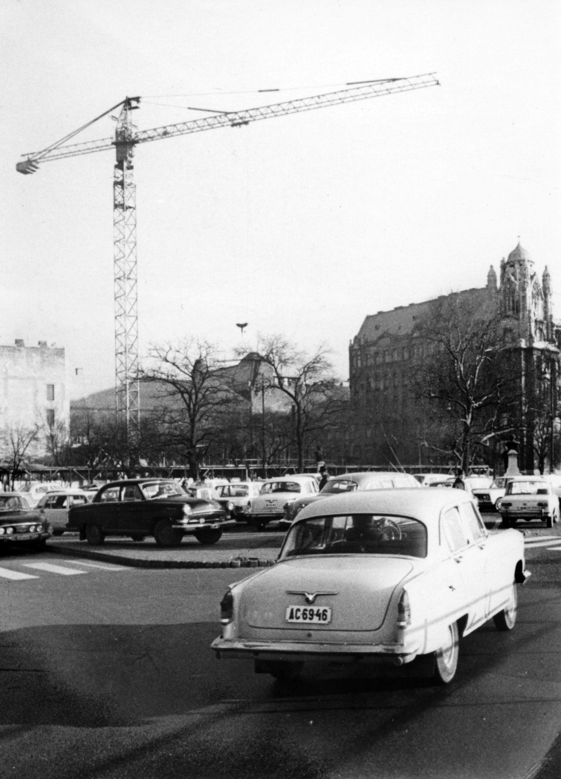 Hungary, Budapest V., Széchenyi István (Roosevelt) tér, parkoló a Magyar Tudományos Akadémia épülete előtt. Távolabb az állami külkereskedelmi vállalatok székházának tervezett irodaház (Spenótház) építkezése, jobbra a Gresham-palota., 1972, Középületépítő Vállalat - Kreszán Albert - Koczka András - Kemecsei József, number plate, Budapest, Fortepan #227174
