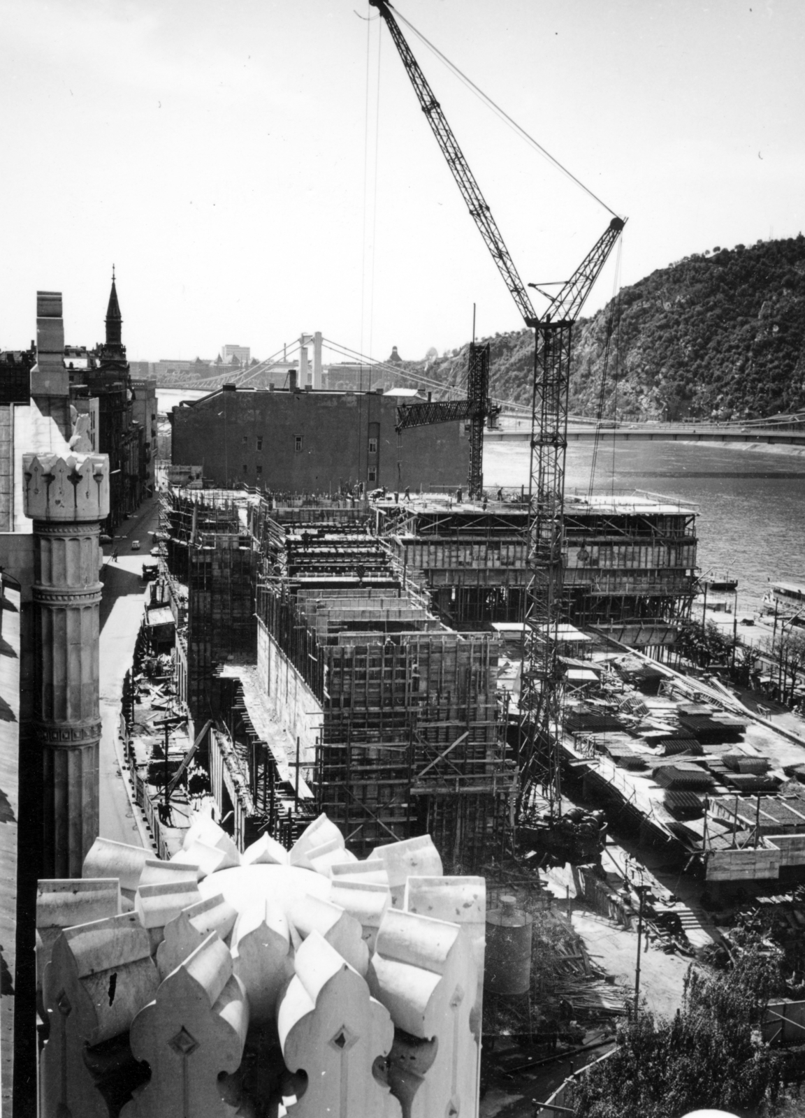 Hungary, Budapest V., kilátás a Vigadó tetejéről az épülő Hotel Duna Intercontinental felé, háttérben a Duna Szálló és az Erzsébet híd., 1968, Középületépítő Vállalat - Kreszán Albert - Koczka András - Kemecsei József, Budapest, Fortepan #227177