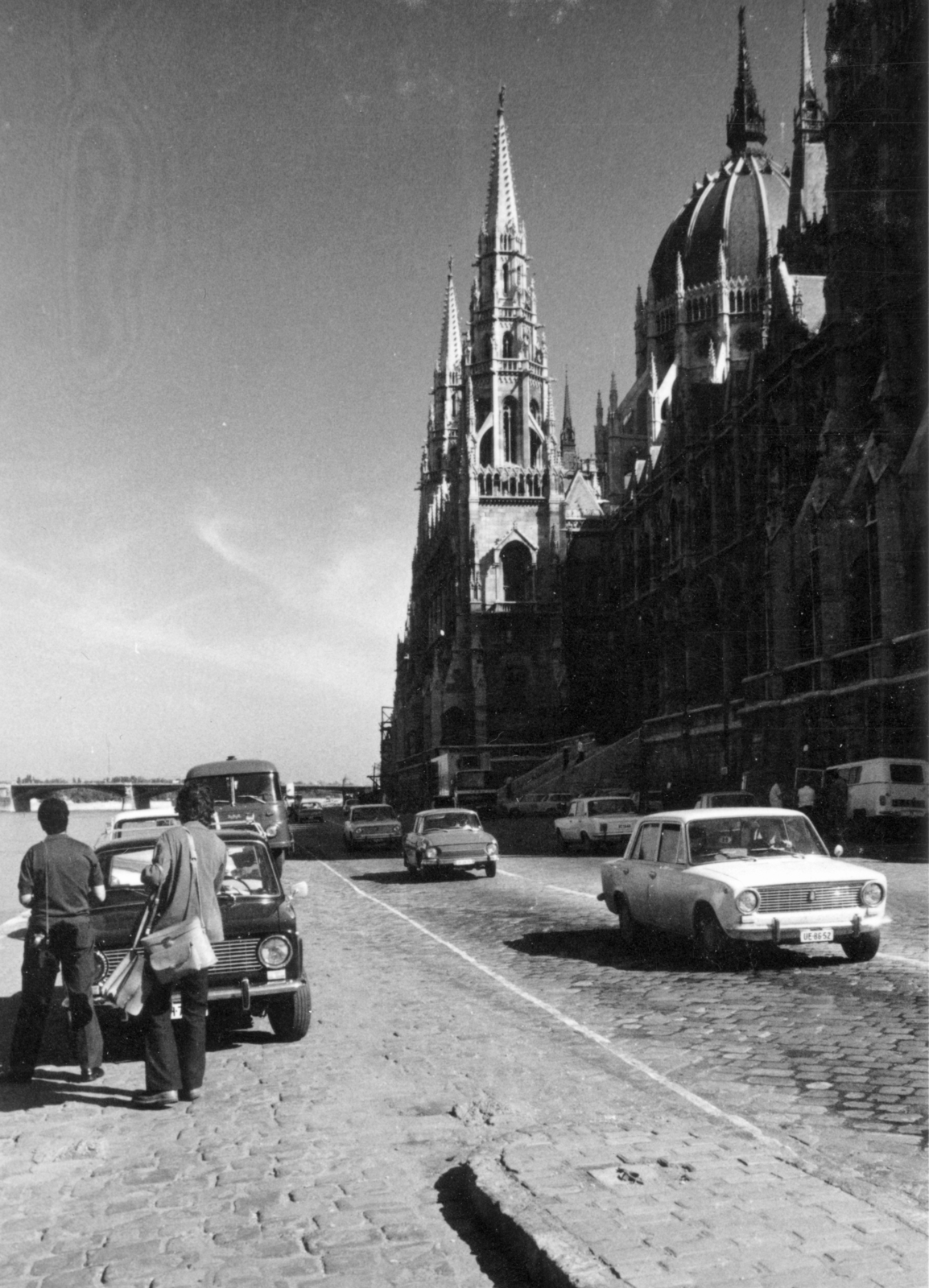 Magyarország, Budapest V., a pesti alsó rakpart a Parlament előtt. Háttérben a Margit híd., 1980, Középületépítő Vállalat - Kreszán Albert - Koczka András - Kemecsei József, IFA-márka, Skoda-márka, Lada-márka, rakpart, országház, Budapest, Duna-part, Fortepan #227179