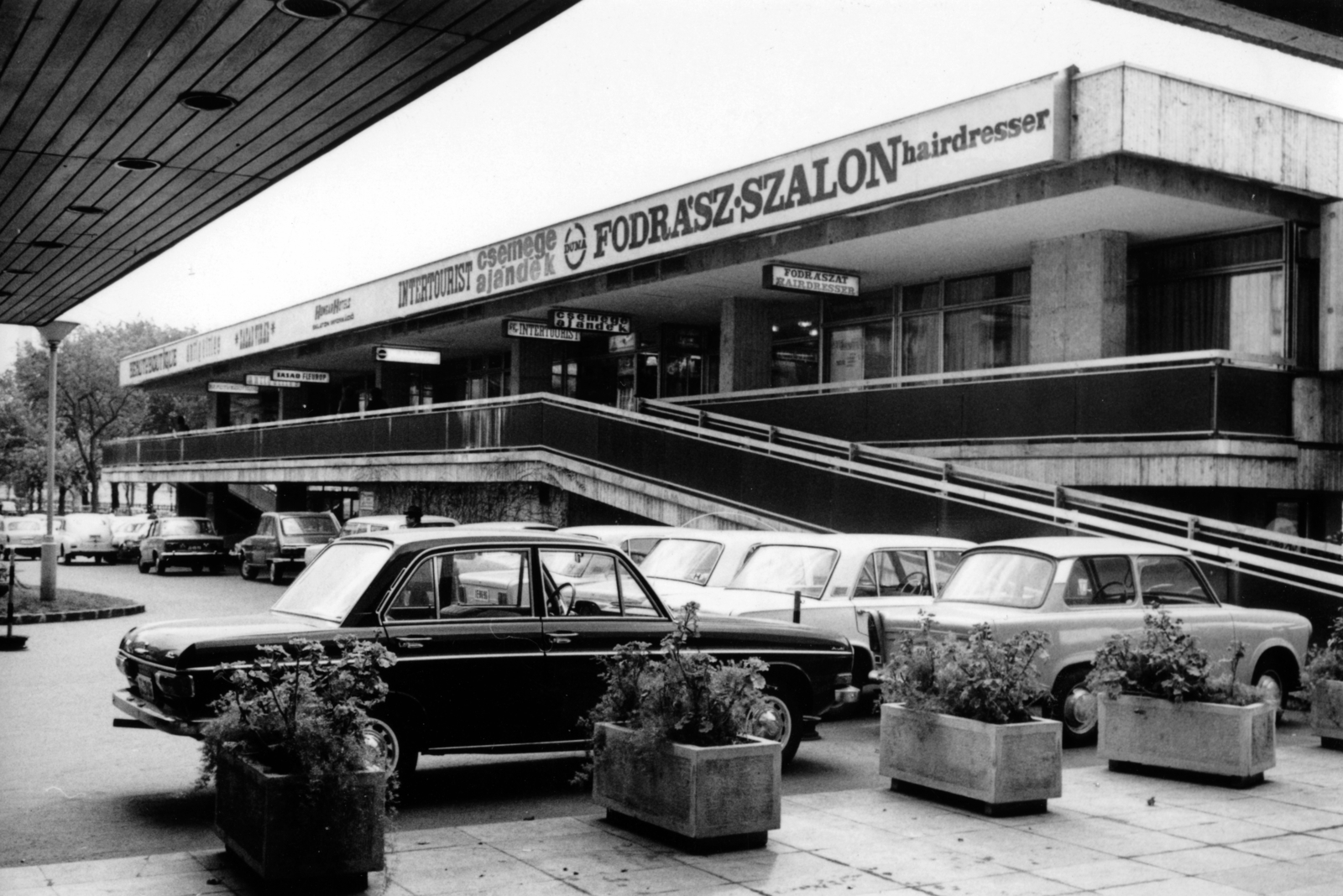 Hungary, Budapest V., a Hotel Duna Intercontinental melletti üzletsor., 1976, Középületépítő Vállalat - Kreszán Albert - Koczka András - Kemecsei József, Budapest, Fortepan #227180