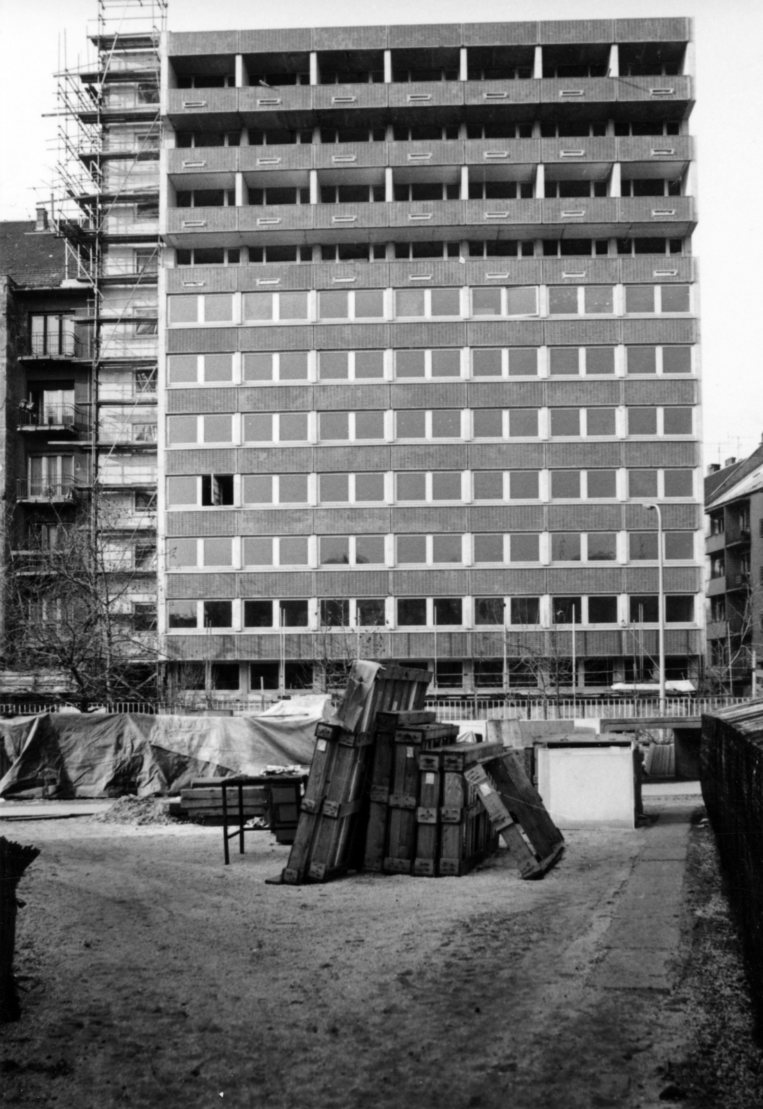 Magyarország, Budapest XI., Stoczek József (Stoczek) utca, szemben a BME Vásárhelyi Pál Kollégiumának építkezése, jobbra a Kruspér utca torkolata látható., 1976, Középületépítő Vállalat - Kreszán Albert - Koczka András - Kemecsei József, Budapest, Fortepan #227185