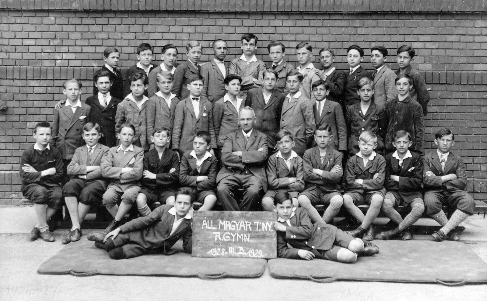 Szlovákia, Kassa, Kovács utca (Kováčska ulica) 28., Csehszlovák Állami Reálgimnázium, csoportkép egy harmadikos osztályról., 1929, Wein Sarolta, Csehszlovákia, csoportkép, gimnázium, tablókép, fiúk, tanár, tornaszőnyeg, karba tett kéz, Fortepan #22719