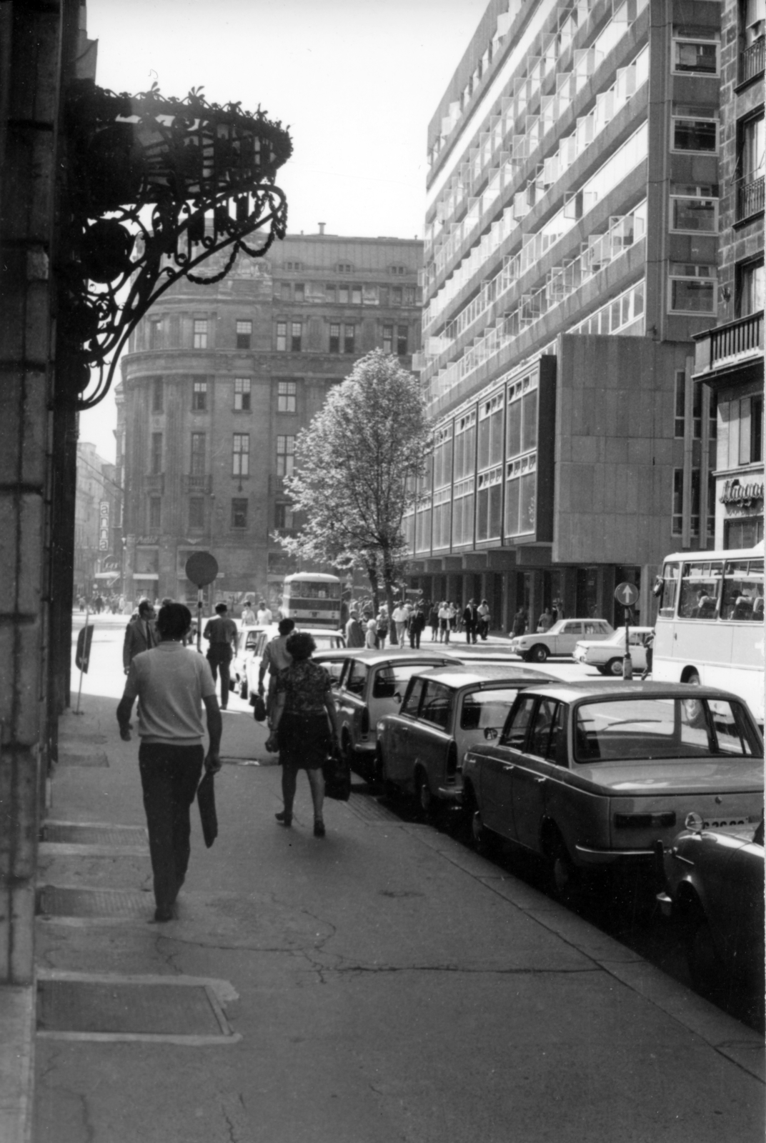 Hungary, Budapest V., Dorottya utca, szemben Vörösmarty téren az autóbusztól jobbra az ORI (Országos Rendező Iroda) székháza., 1971, Középületépítő Vállalat - Kreszán Albert - Koczka András - Kemecsei József, street view, pedestrian, automobile, Budapest, Fortepan #227198