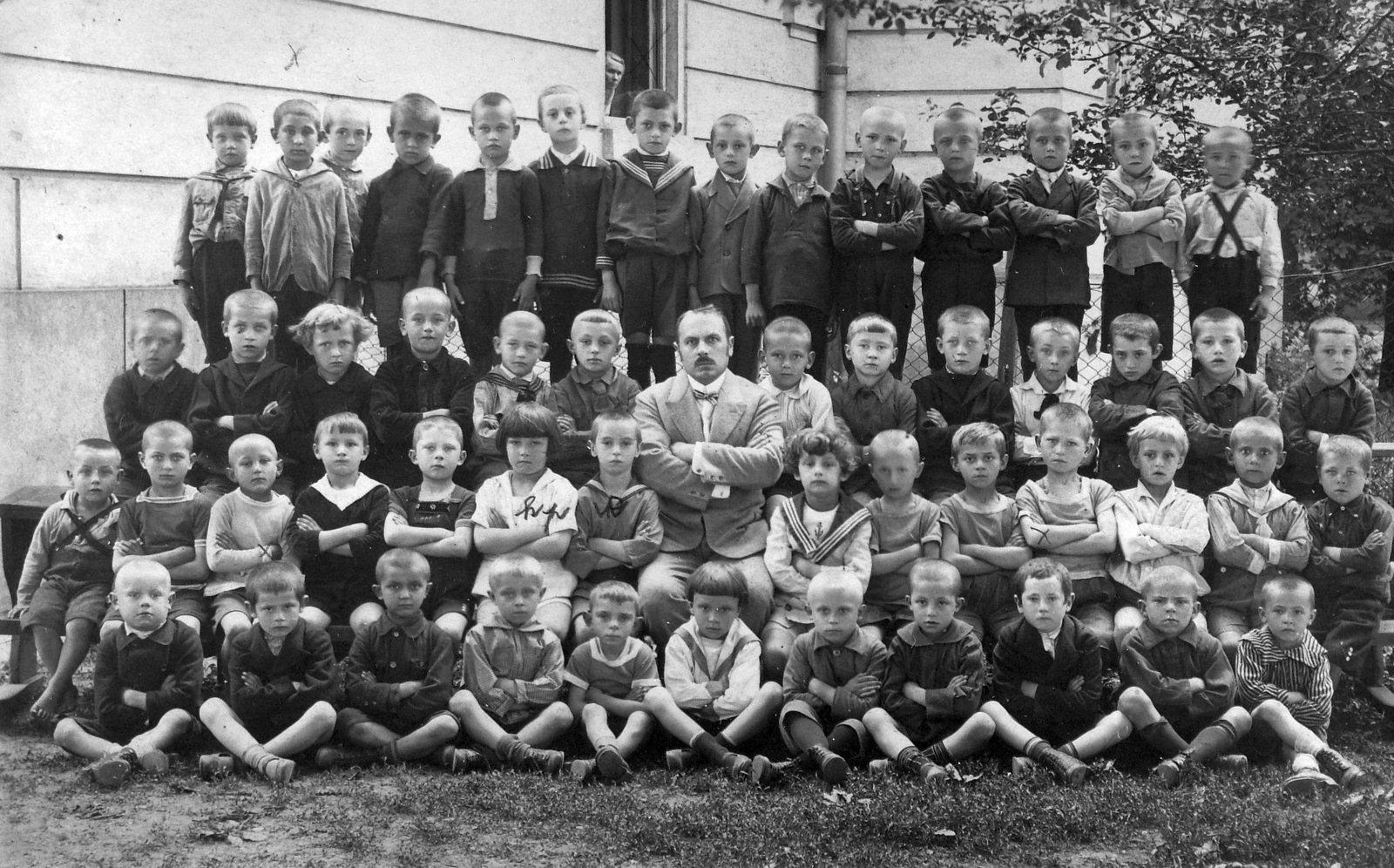 1922, Wein Sarolta, school, garden, class photo, tableau, summer, man, cross-legged sitting, arms crossed over the chest, Fortepan #22720