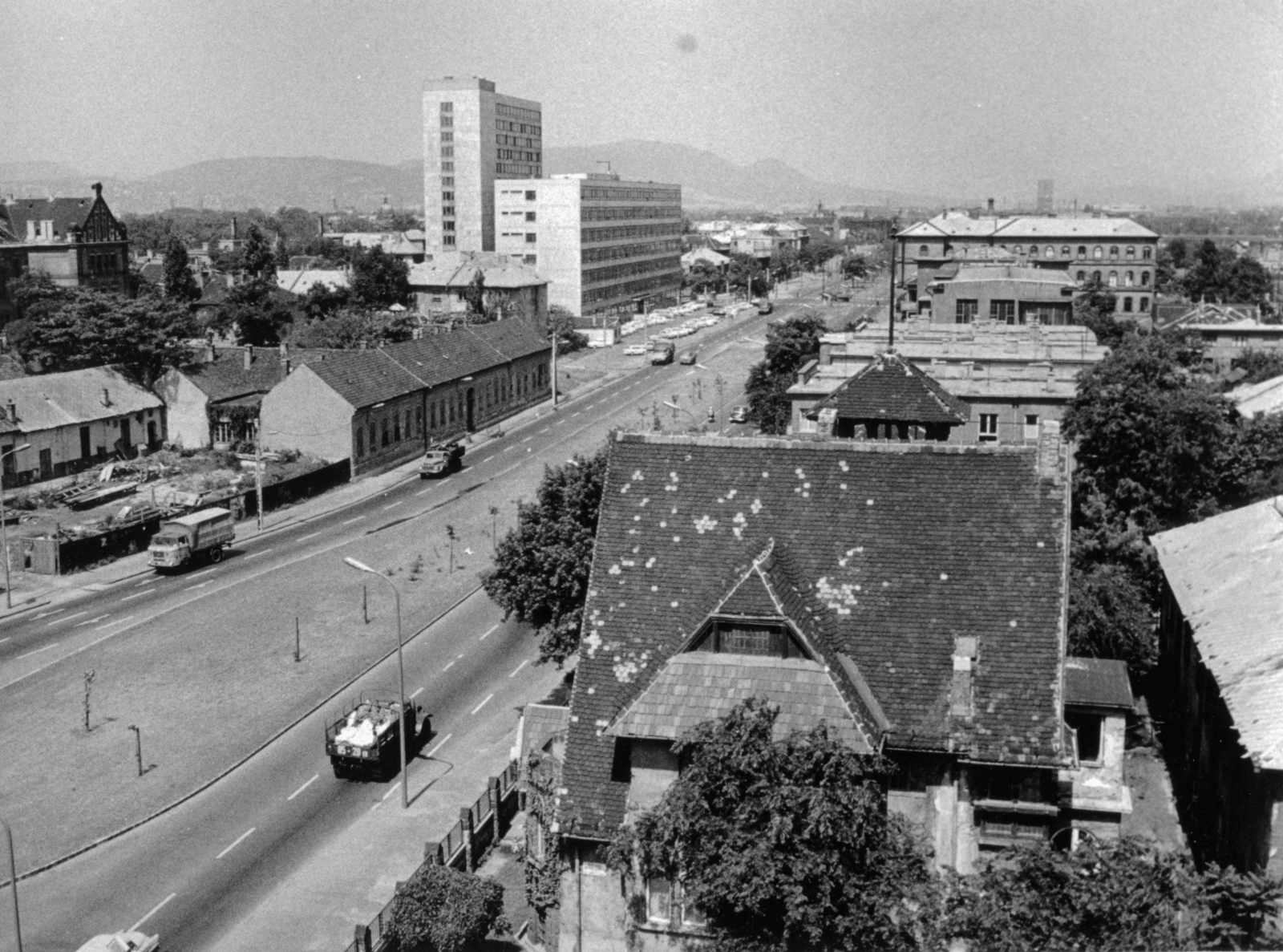 Hungary, Budapest XIV., Hungária körút, kilátás a BM Budapesti Főosztályának közlekedésrendészeti osztálya épületéből. Szemben az Erzsébet királyné útja kereszteződése után balra a Vegyipari Tervező Vállalat (VEGYTERV) székháza, jobbra a Fővárosi Szociális Otthon (később Uzsoki Utcai Kórház Krónikus és Rehabilitációs Intézet)., 1970, Középületépítő Vállalat - Kreszán Albert - Koczka András - Kemecsei József, Budapest, Fortepan #227201