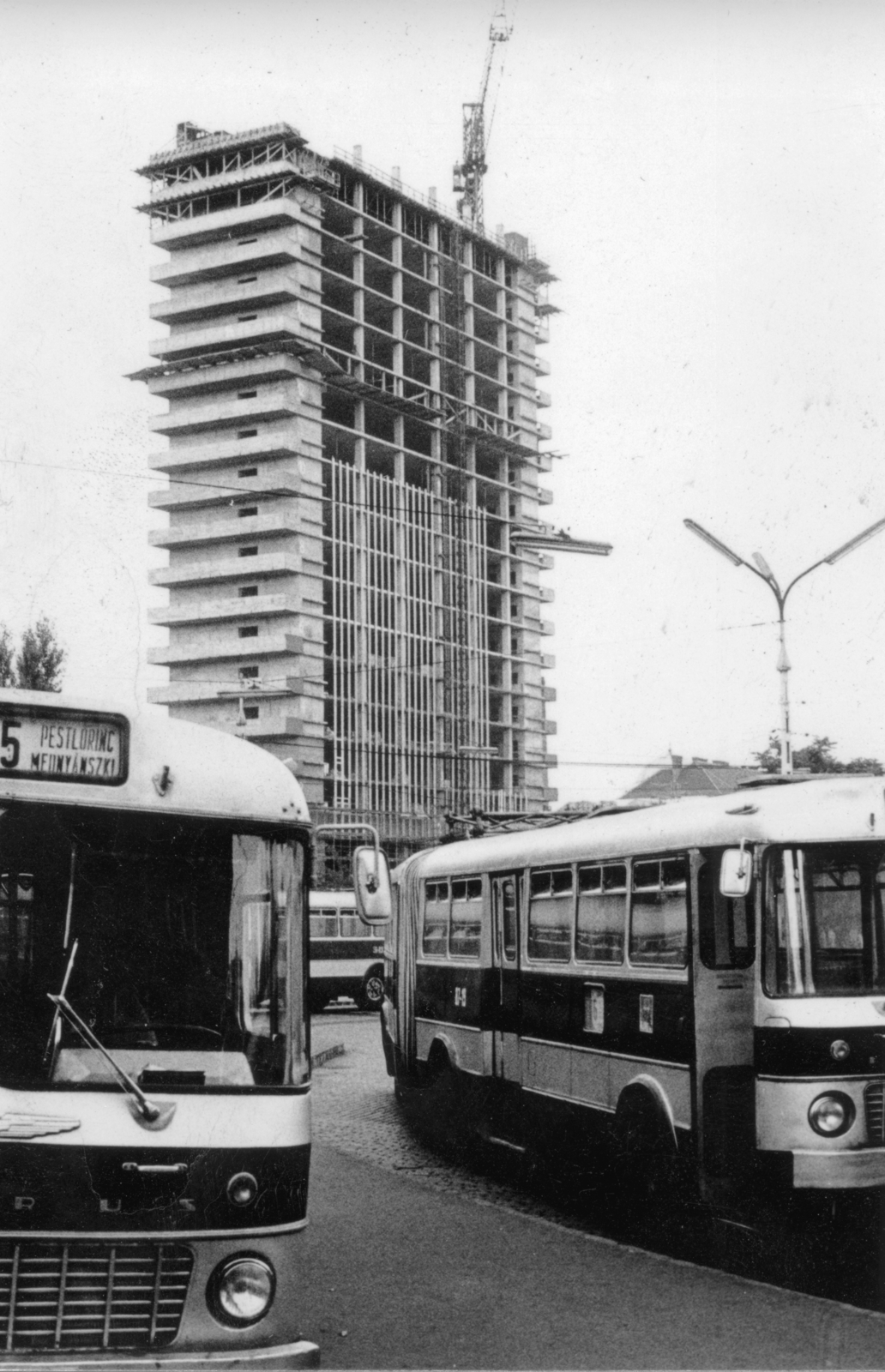 Hungary, Budapest VIII., Nagyvárad tér, buszvégállomás. Szemben a SOTE (később Semmelweis Egyetem) Elméleti Tömbjének építkezése., 1974, Középületépítő Vállalat - Kreszán Albert - Koczka András - Kemecsei József, Budapest, tall house, Best of, Fortepan #227203