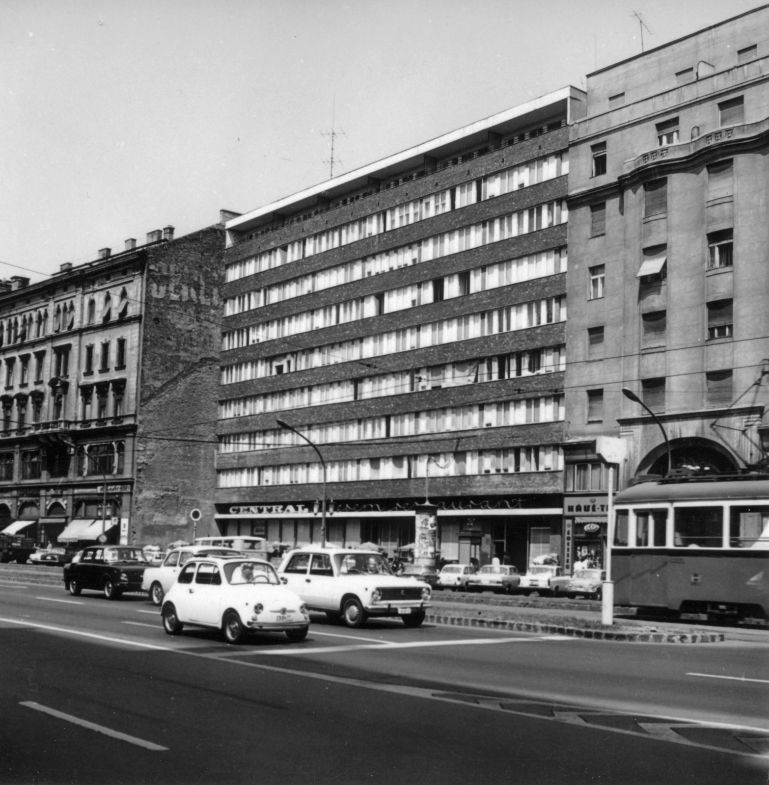 Magyarország, Budapest VII., Károly (Tanács) körút, a túloldalon középen a 7. számú ház, földszintjén a Centrál önkiszolgáló étterem látható., 1979, Középületépítő Vállalat - Kreszán Albert - Koczka András - Kemecsei József, rendszám, Fiat 500, NSU Prinz, Fiat 850, Opel Rekord A, Volkswagen Typ3, Budapest, Fortepan #227217