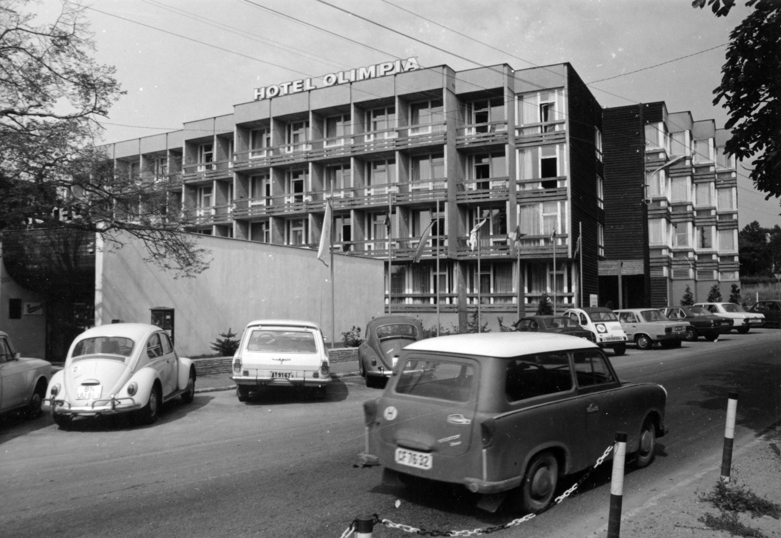 Magyarország, Budapest XII., Eötvös út 40., Hotel Olimpia., 1973, Középületépítő Vállalat - Kreszán Albert - Koczka András - Kemecsei József, Budapest, Mercedes W115, Volkswagen Bogár, Citroen 2CV, BMW E12, rendszám, Trabant 500, Best of, Fortepan #227230