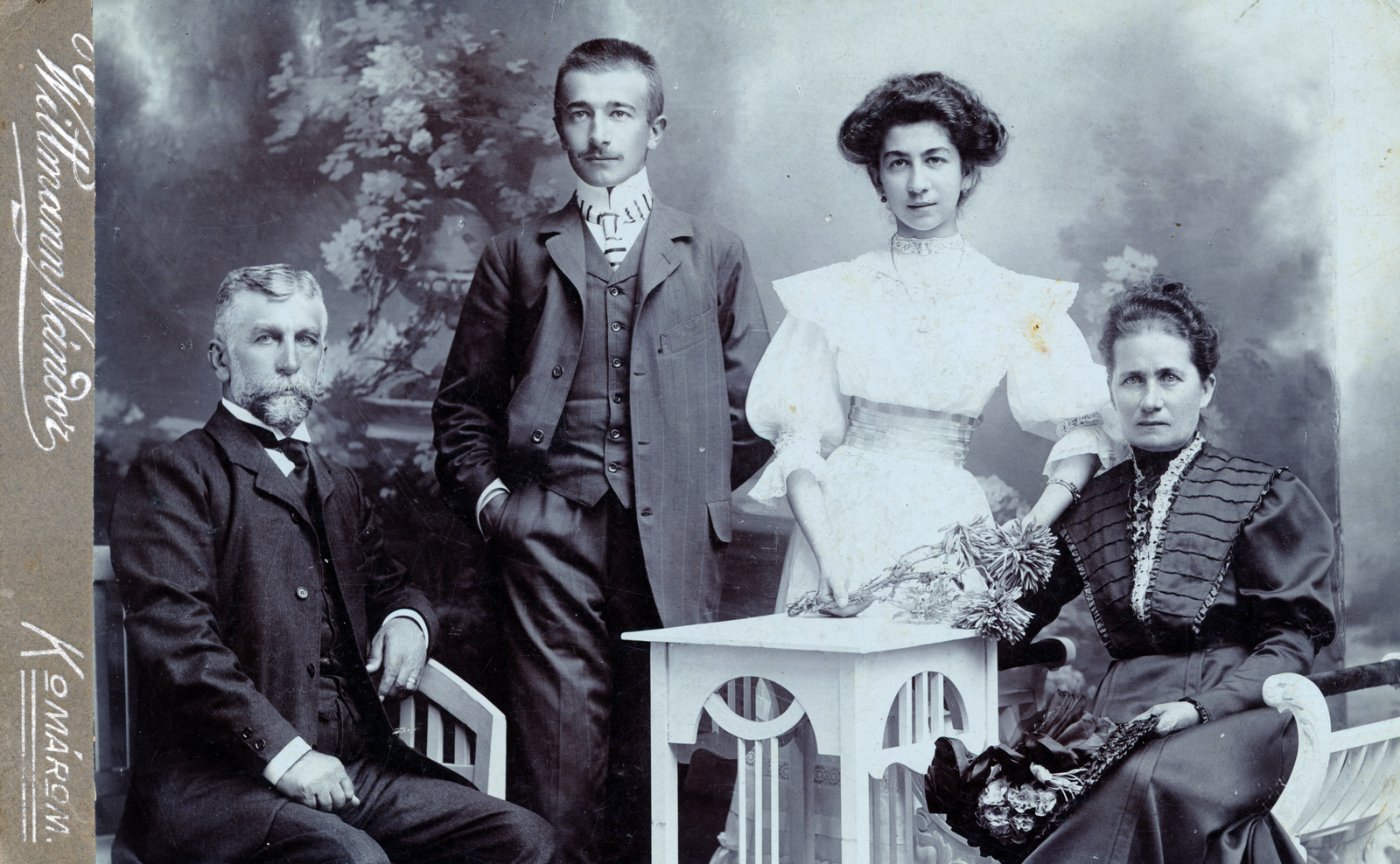 Slovakia, Komarno, Nádor utca, a görög keletiek temploma udvarában. Wittman Nándor fényképész műtermében készült családi fotó., 1906, Perlaki Rózsa, studio, Fortepan #227274