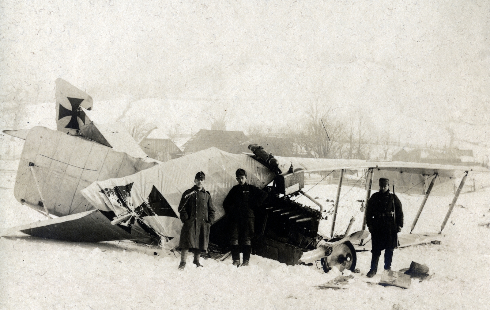 a felvétel egy Hansa-Brandenburg C.I német fejlesztésű kétüléses felderítő repülőgép roncsánál készült., 1915, Vízkelety László, UFAG-márka, Hansa-Brandeburg C.I, járműroncs, repülőgép, biplán, tél, felségjelzés, Fortepan #227335