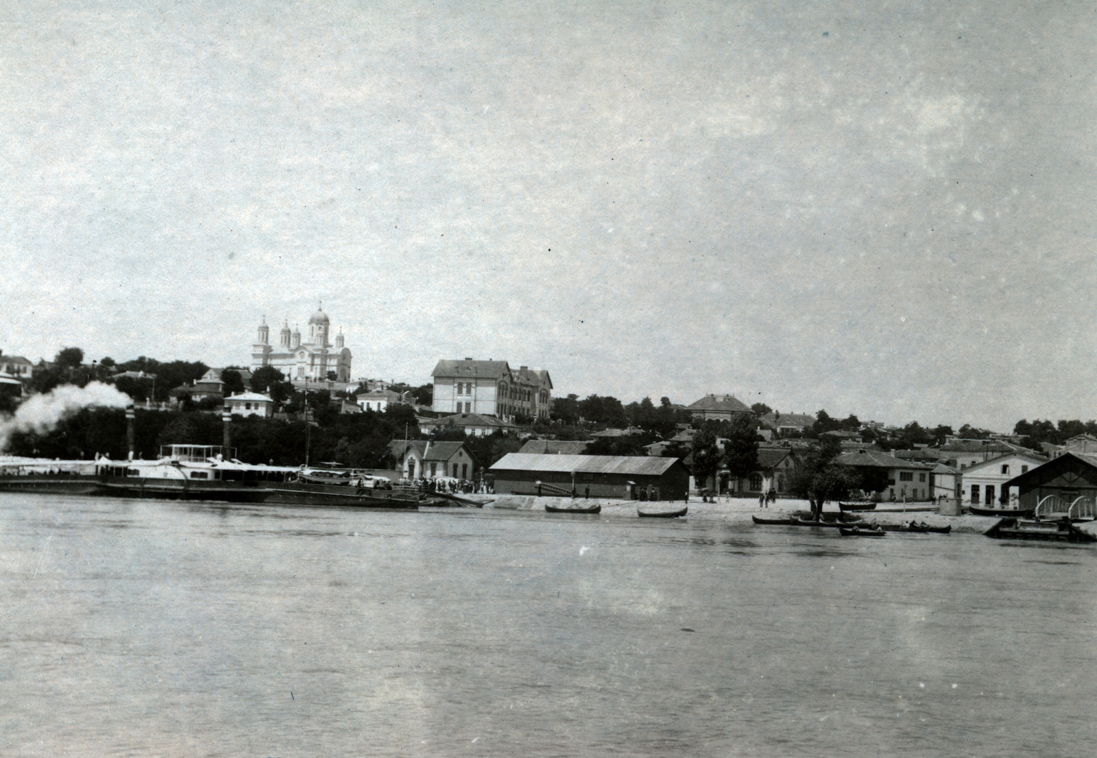 Románia, Hârșova, szemben a Duna túlpart felett kissé balra a Biserica Sfinții Împărați Constantin și Elena., 1915, Vízkelety László, hajóállomás, templom, folyópart, Fortepan #227340