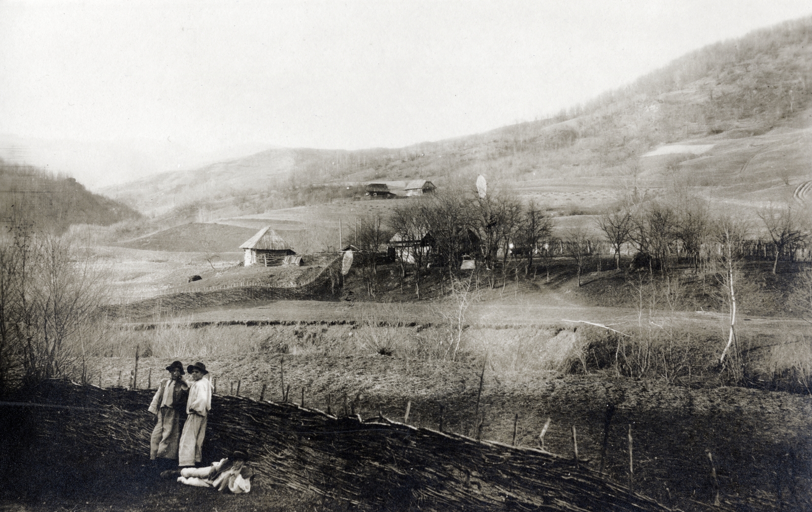 1915, Vízkelety László, folk costume, hedge, Fortepan #227343
