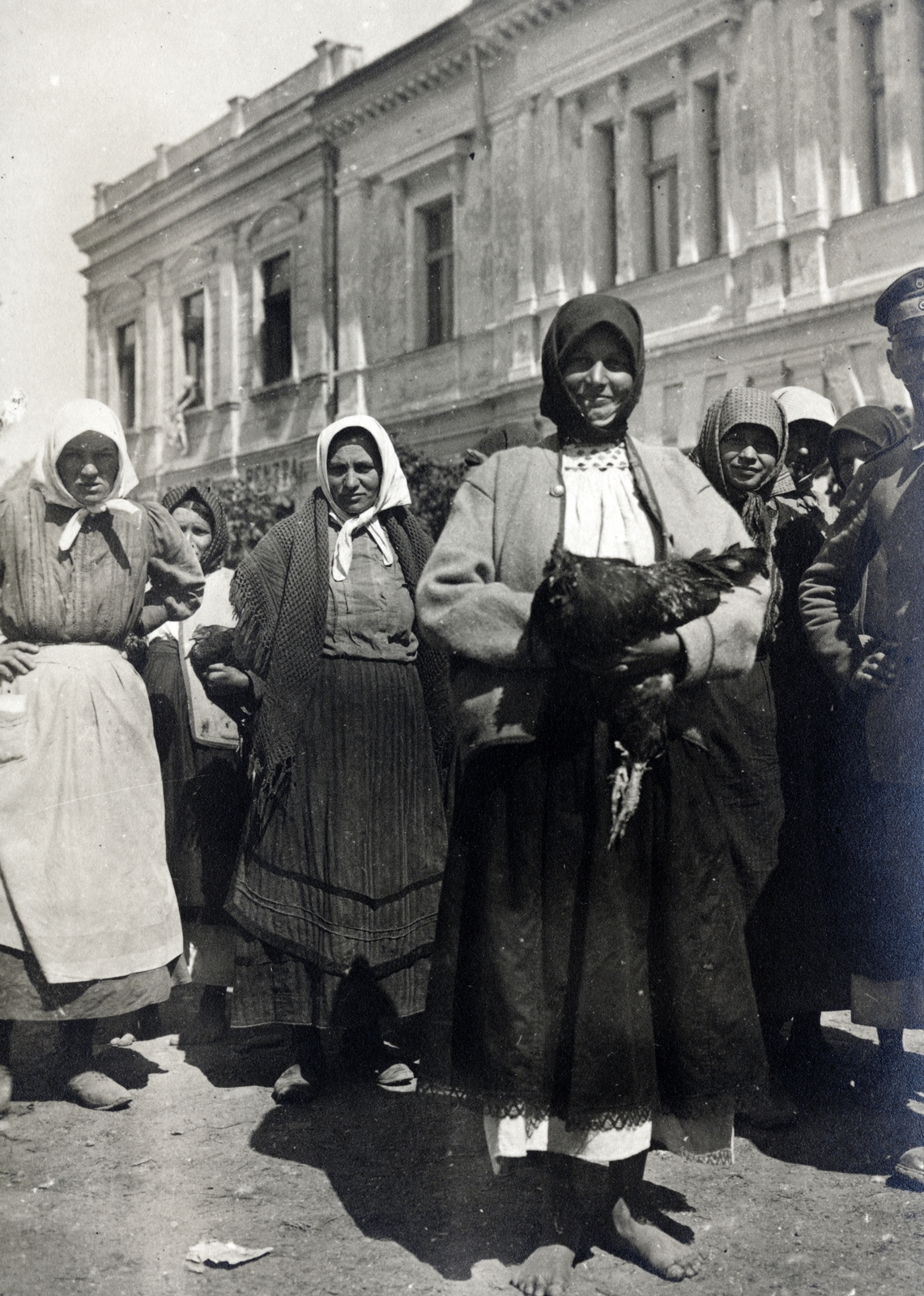 Romania,Transylvania, Sighetu Marmației, Fő tér (Piata Libertătii), piac., 1915, Vízkelety László, market, folk costume, costermonger, poultry, cock feather, Fortepan #227352