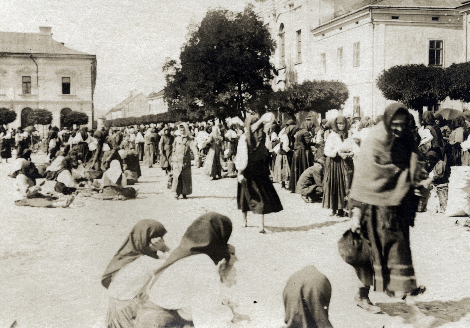 Romania,Transylvania, Sighetu Marmației, Fő tér (Piata Libertătii), piac., 1915, Vízkelety László, market, folk costume, costermonger, Fortepan #227353