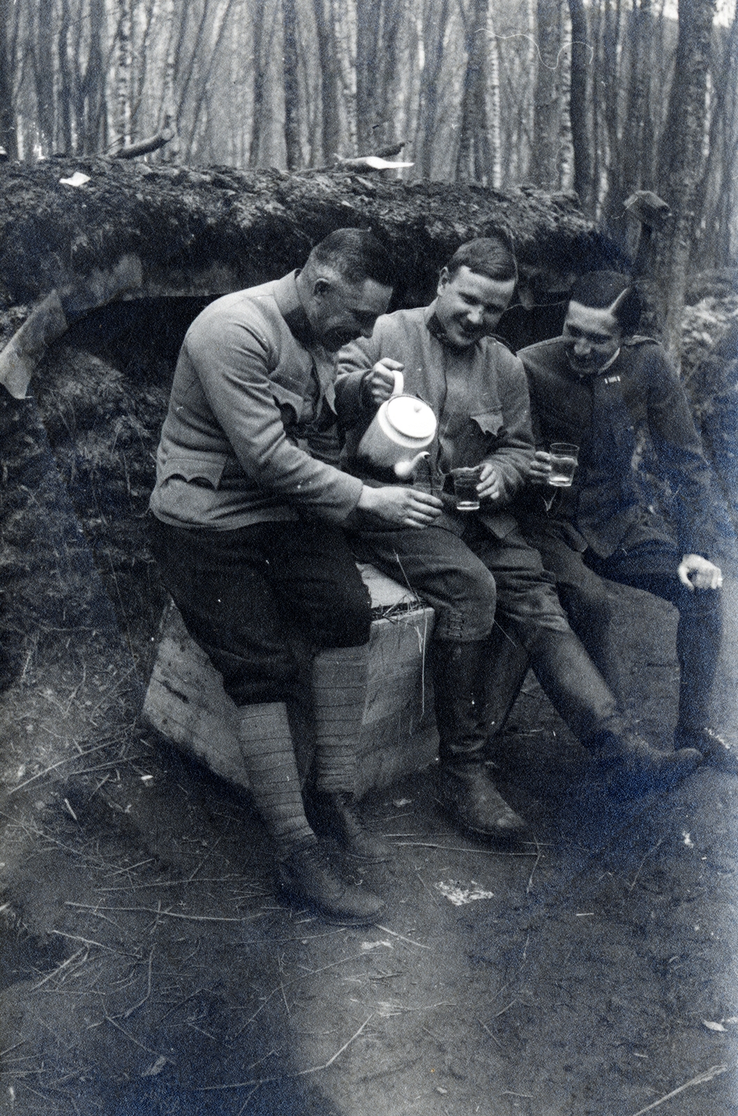 1916, Vízkelety László, three people, gaiters, glass, kettle, Fortepan #227370
