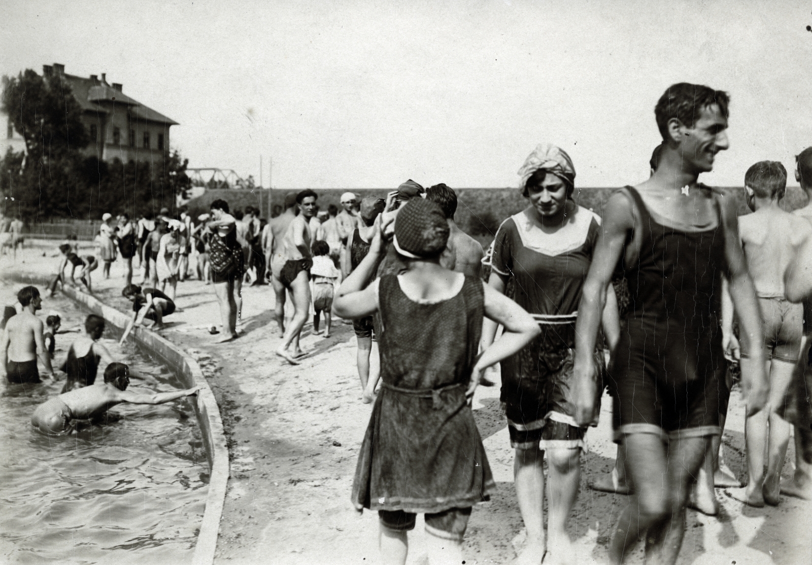 Hungary, Budapest XIV., a Rákos-patak vizét felhasználó, strand céljára kialakított, beton fenekű Kristály-tó. Háttérben a Kerepesi út, balra mellette az egykori Vámház, jobbra felette a Körvasút felüljárója., 1928, Vízkelety László, Budapest, Fortepan #227378