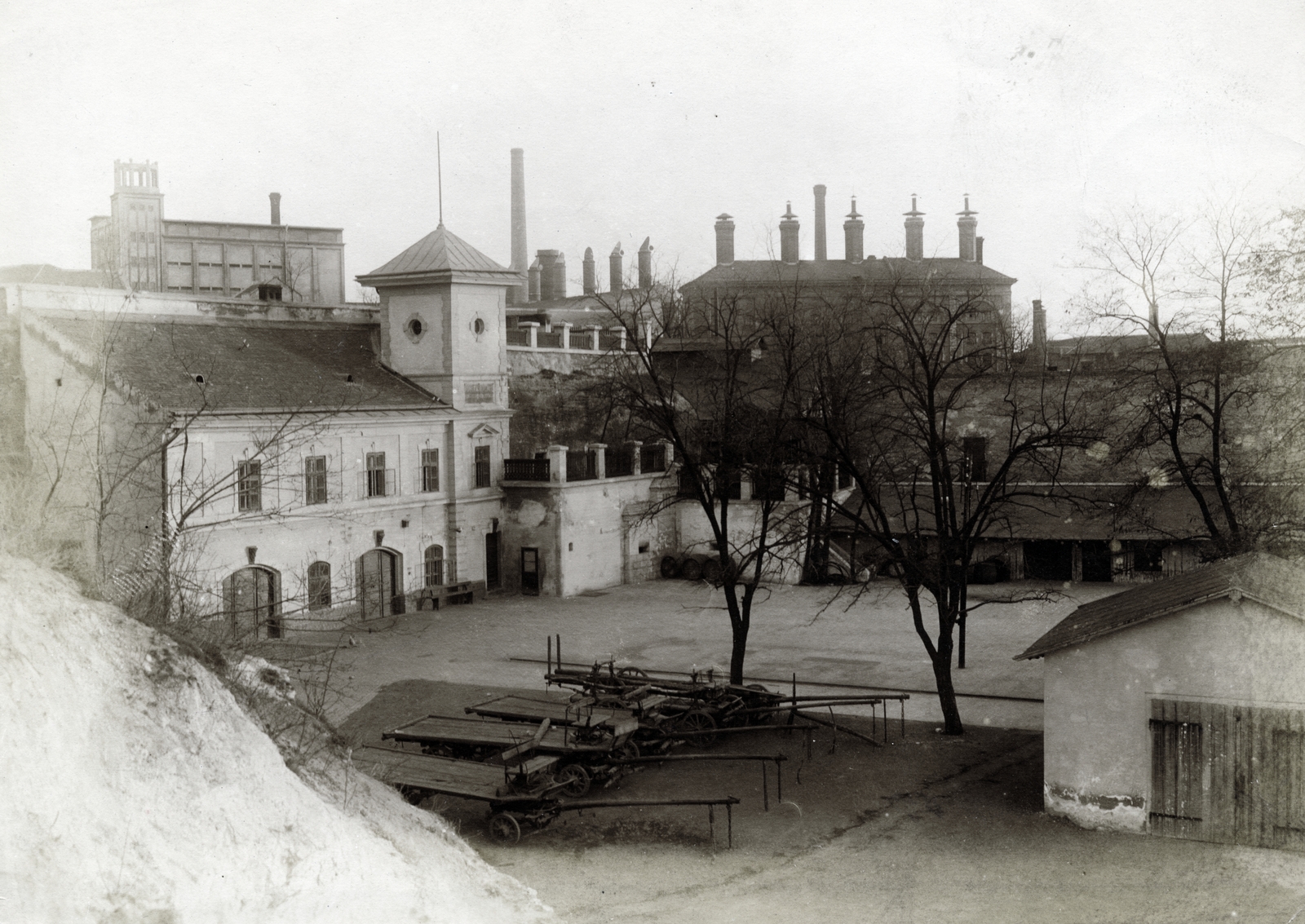 Hungary, Budapest X., Bebek utca - Előd utca határolta terület (ekkor Óhegy dűlő), Popper Mór és Lipót Bor Nagykereskedése. Háttérben sörgyár malátaszárító épülete látható., 1924, Vízkelety László, yard, Budapest, Fortepan #227379