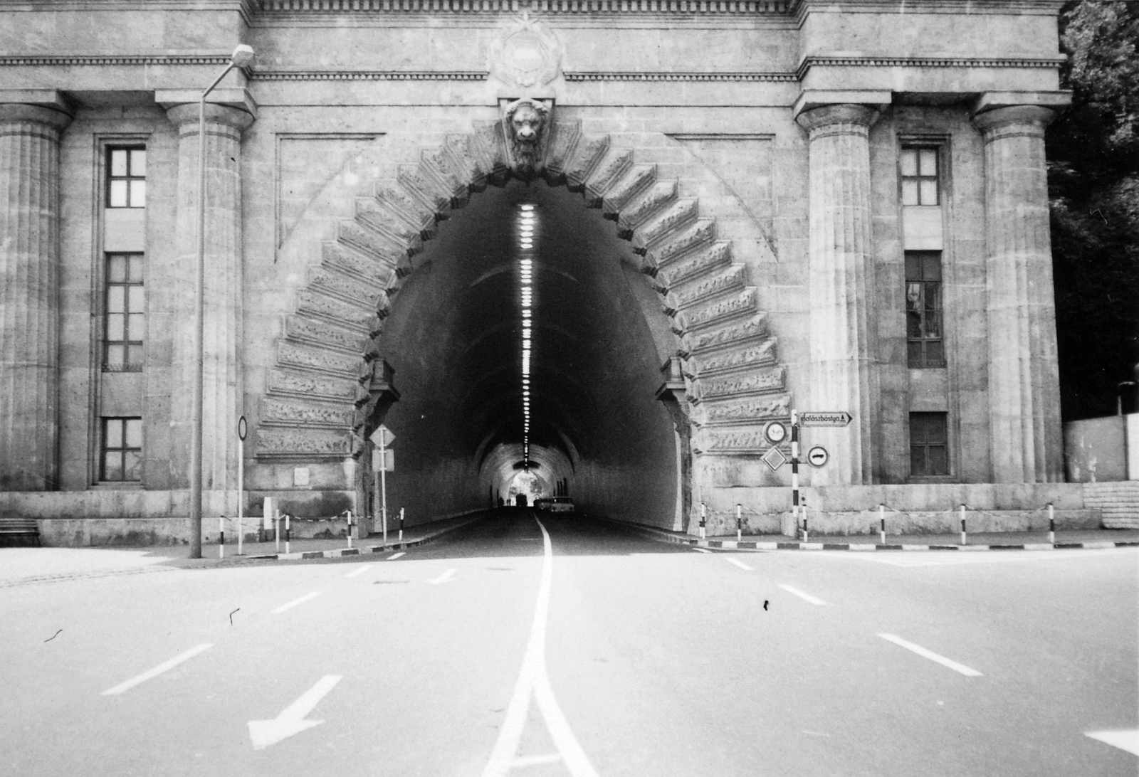Hungary, Budapest I., Clark Ádám tér, az Alagút bejárata., 1975, Bekker Sándor, tunnel, crest, road sign, pillar, Budapest, Fortepan #22739