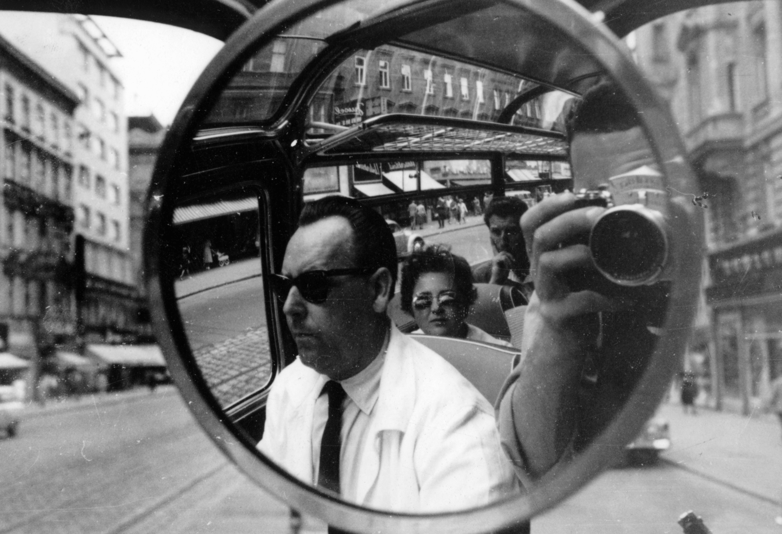 Austria, Vienna, Mariahilfer Strasse, balra a világos épület után a Schottenfeldgasse torkolata., 1966, Vízkelety László, mirror, reflection, photography, Fortepan #227391