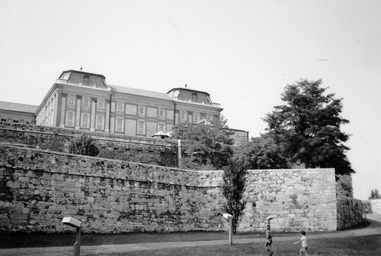 Magyarország, budai Vár, Budapest I., a Budavári Palota (korábban Királyi Palota) a Déli nagy rondellától nézve., 1975, Bekker Sándor, sétány, lámpaoszlop, Budapest, Fortepan #22741