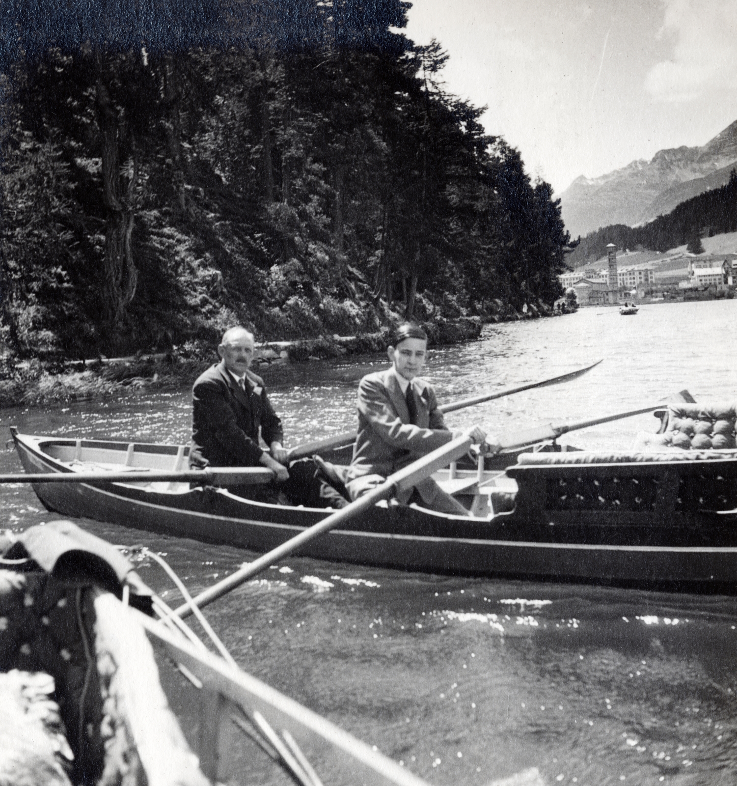 Switzerland, St. Moritz, St. Moritzersee, jobbra a tóparton a St. Karl-templom., 1930, Vízkelety László, boat, paddling, men, Fortepan #227418