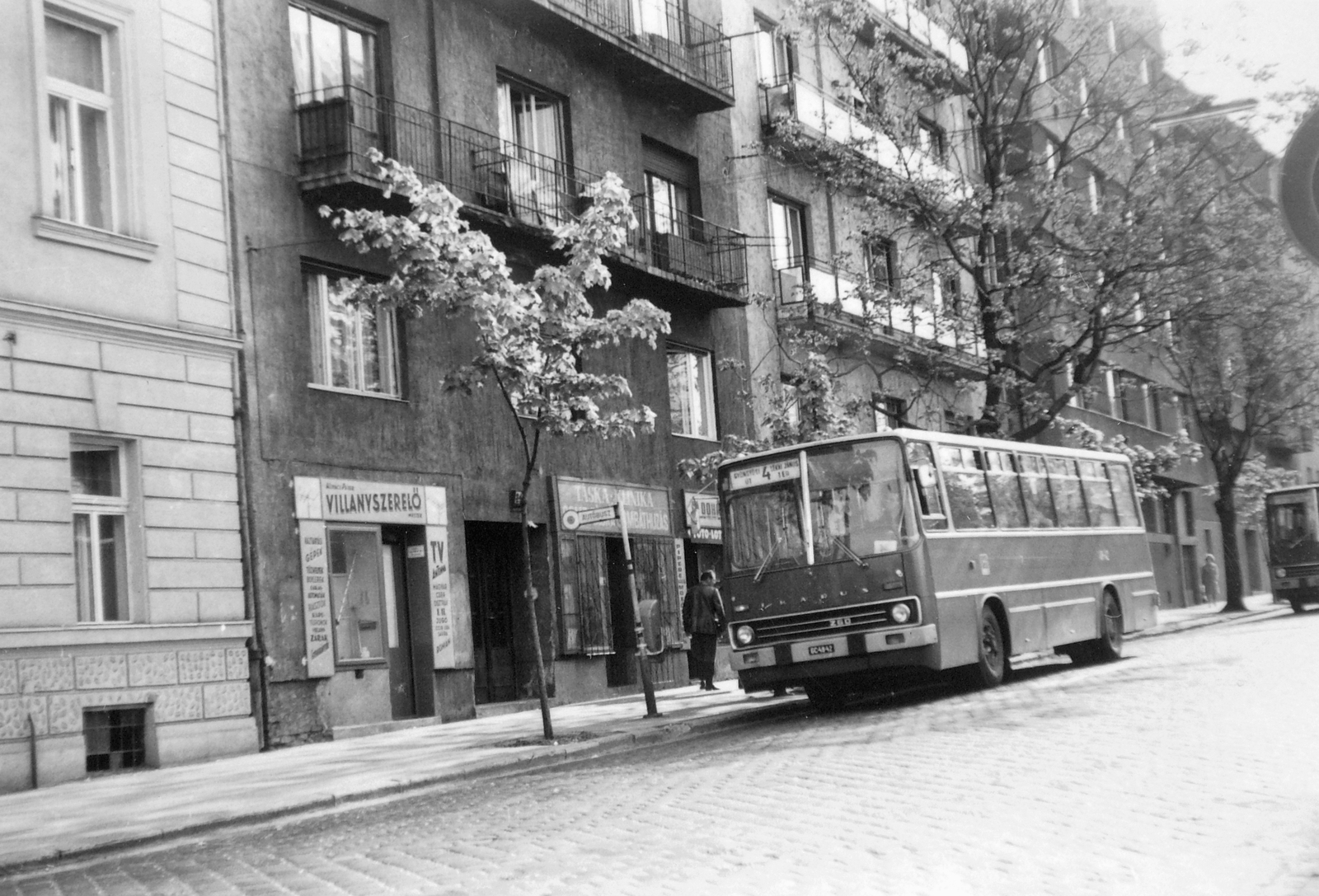 Magyarország, Budapest XII., Márvány utca a Győri út és az Alkotás utca között., 1979, Bekker Sándor, autóbusz, magyar gyártmány, utcakép, Ikarus-márka, tavasz, üzletportál, BKV-szervezet, Ikarus 260, Budapest, kisiparos, Fortepan #22743