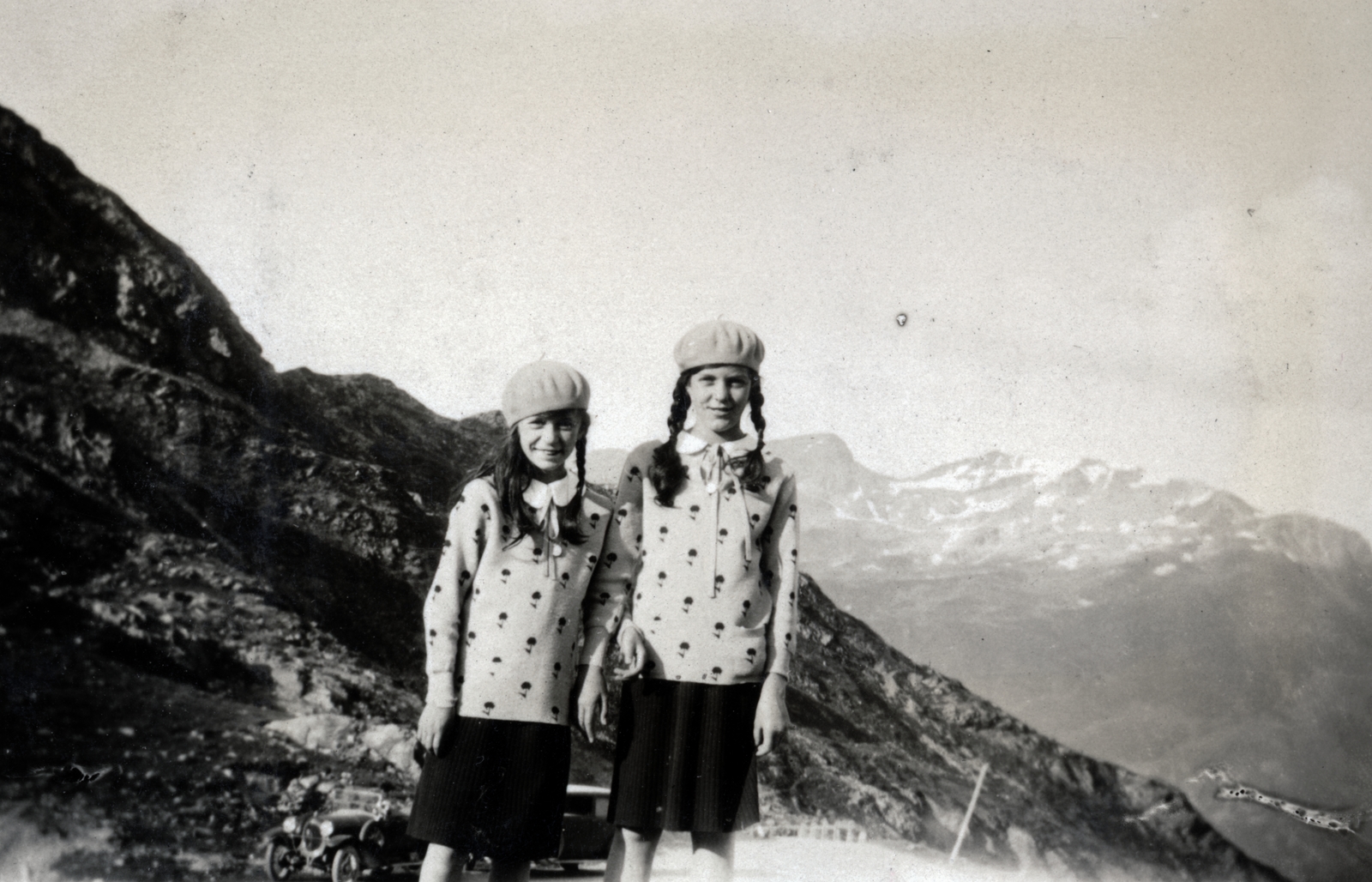 Switzerland, Bernina-hágó., 1929, Vízkelety László, girls, hat, hillside, excursion, Fortepan #227451