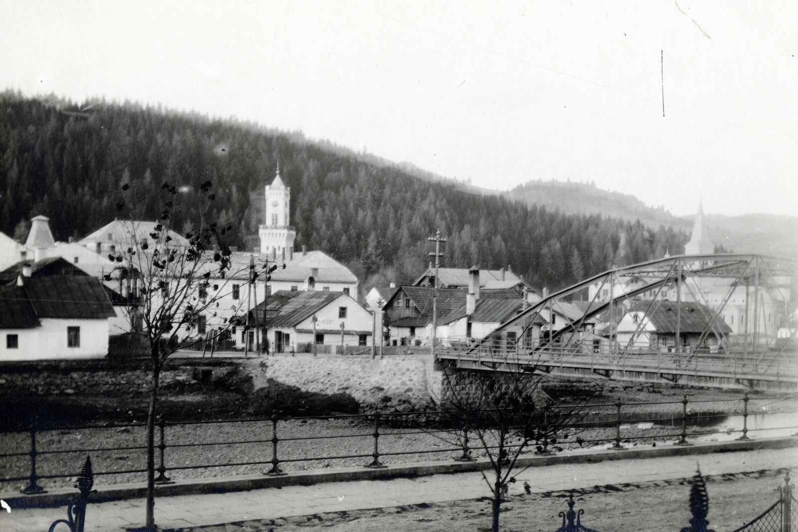 Romania, Vatra Dornei, a Dorna folyón túl a városháza tornya, a híd mögött a római katolikus templom tornya látható., 1918, Vízkelety László, Fortepan #227467